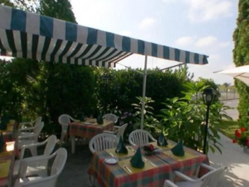 Restaurant/places to eat in Logis Hôtel Le Pan De Bois