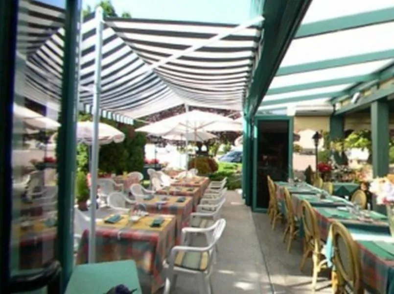 Restaurant/places to eat in Logis Hôtel Le Pan De Bois