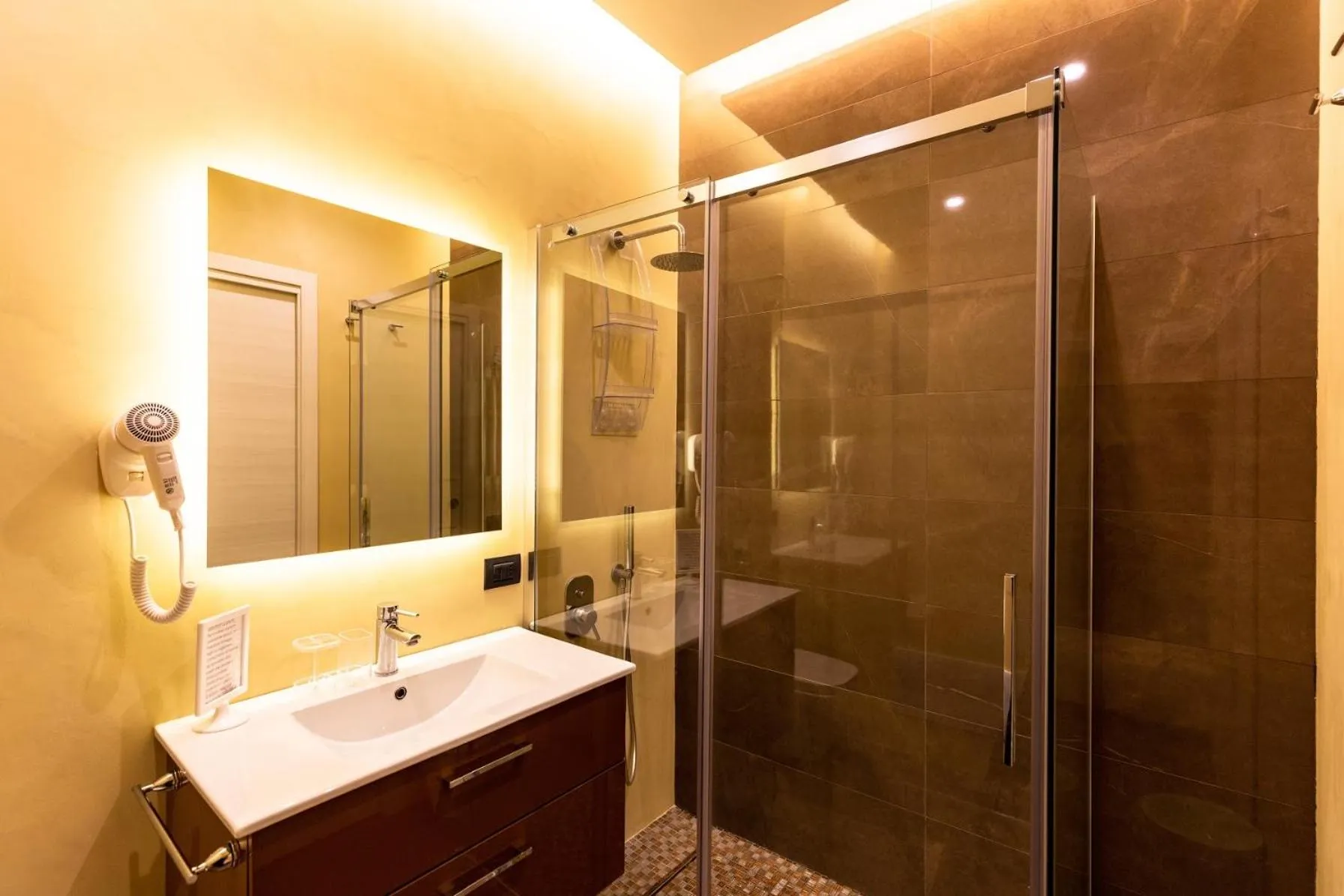 Shower in STARITA BED & PIZZA