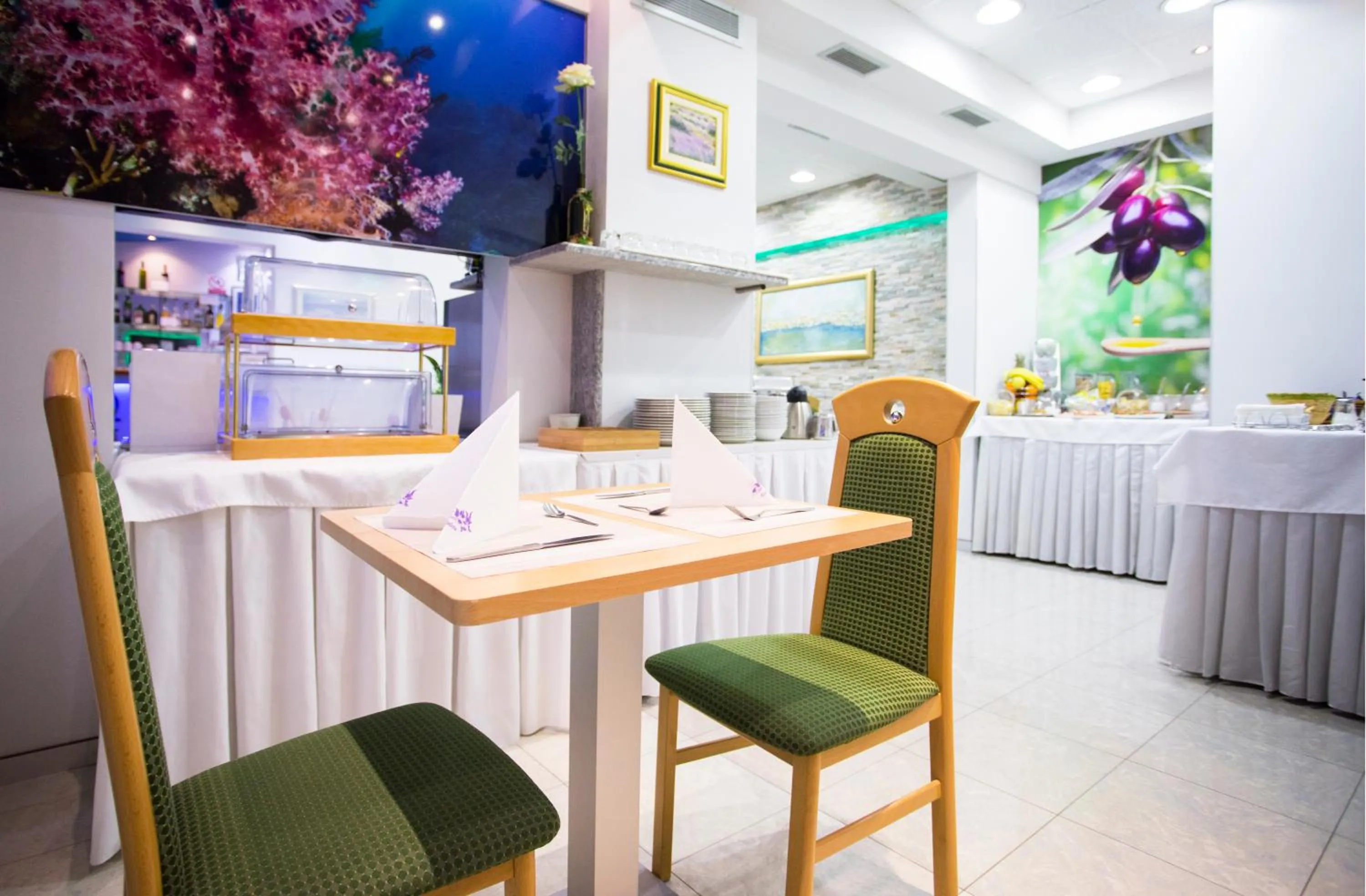 Restaurant/places to eat in Hotel More