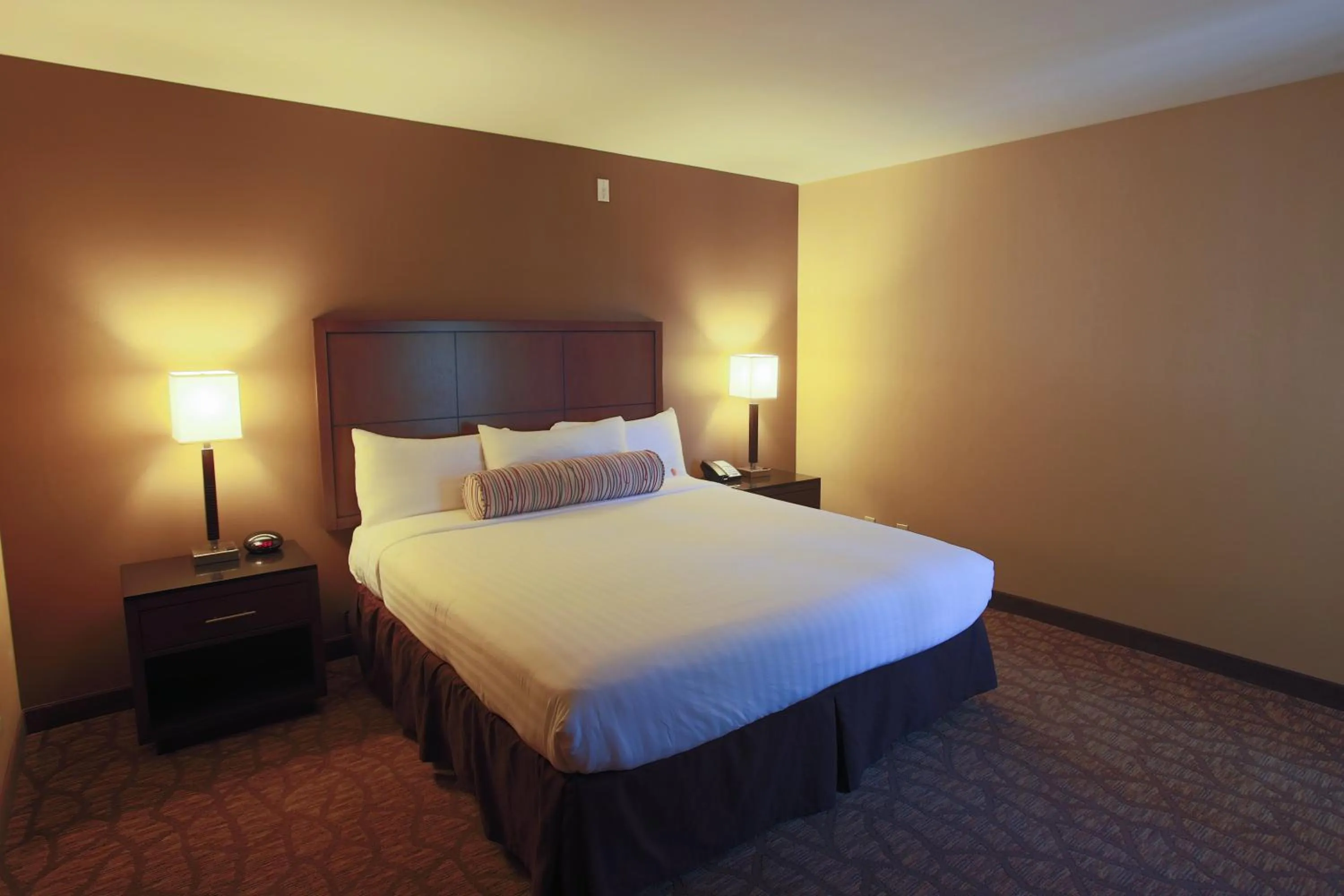 Bed in Airtel Plaza Hotel