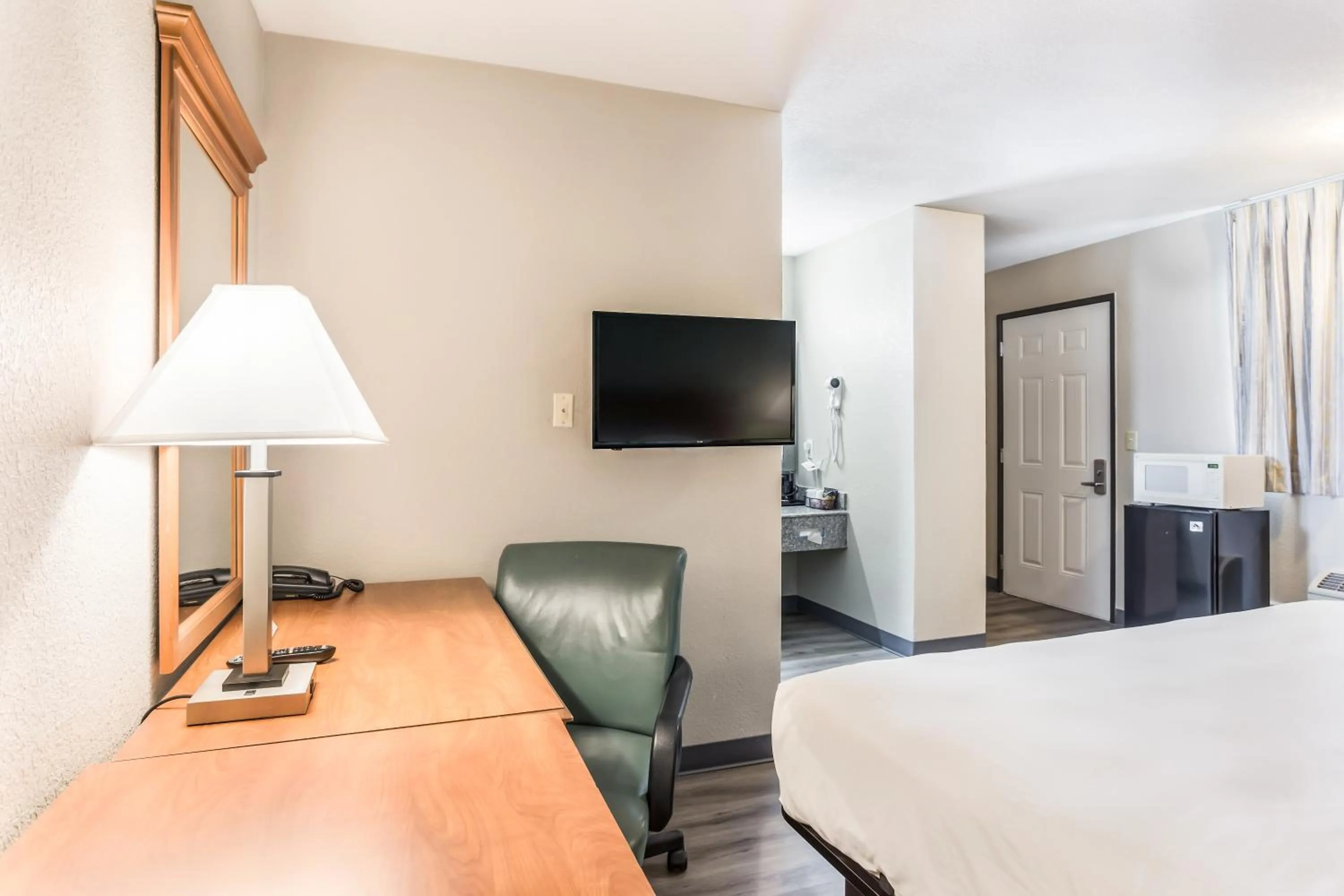 Bed in Americas Best Value Inn - Lebanon