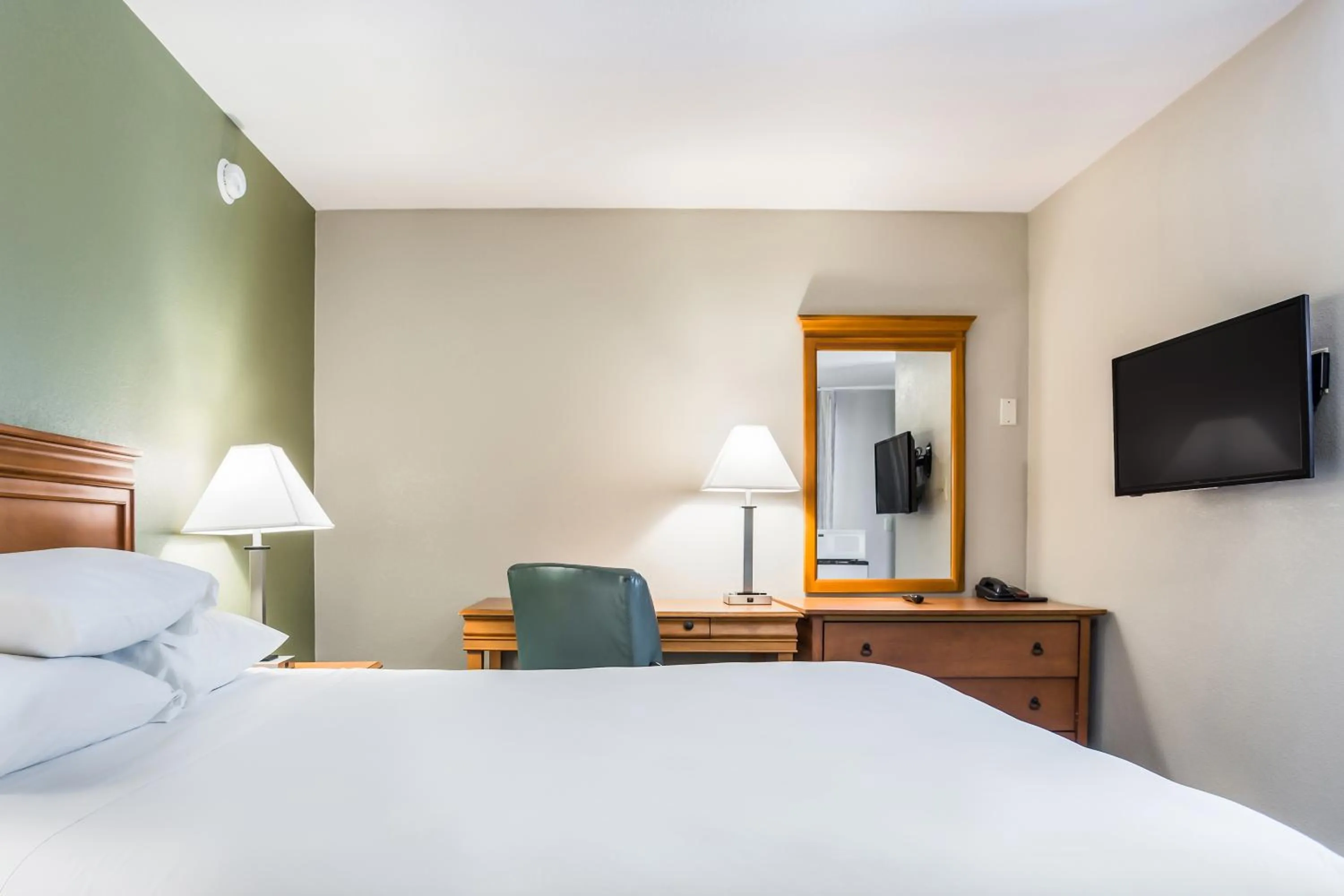 Bed in Americas Best Value Inn - Lebanon