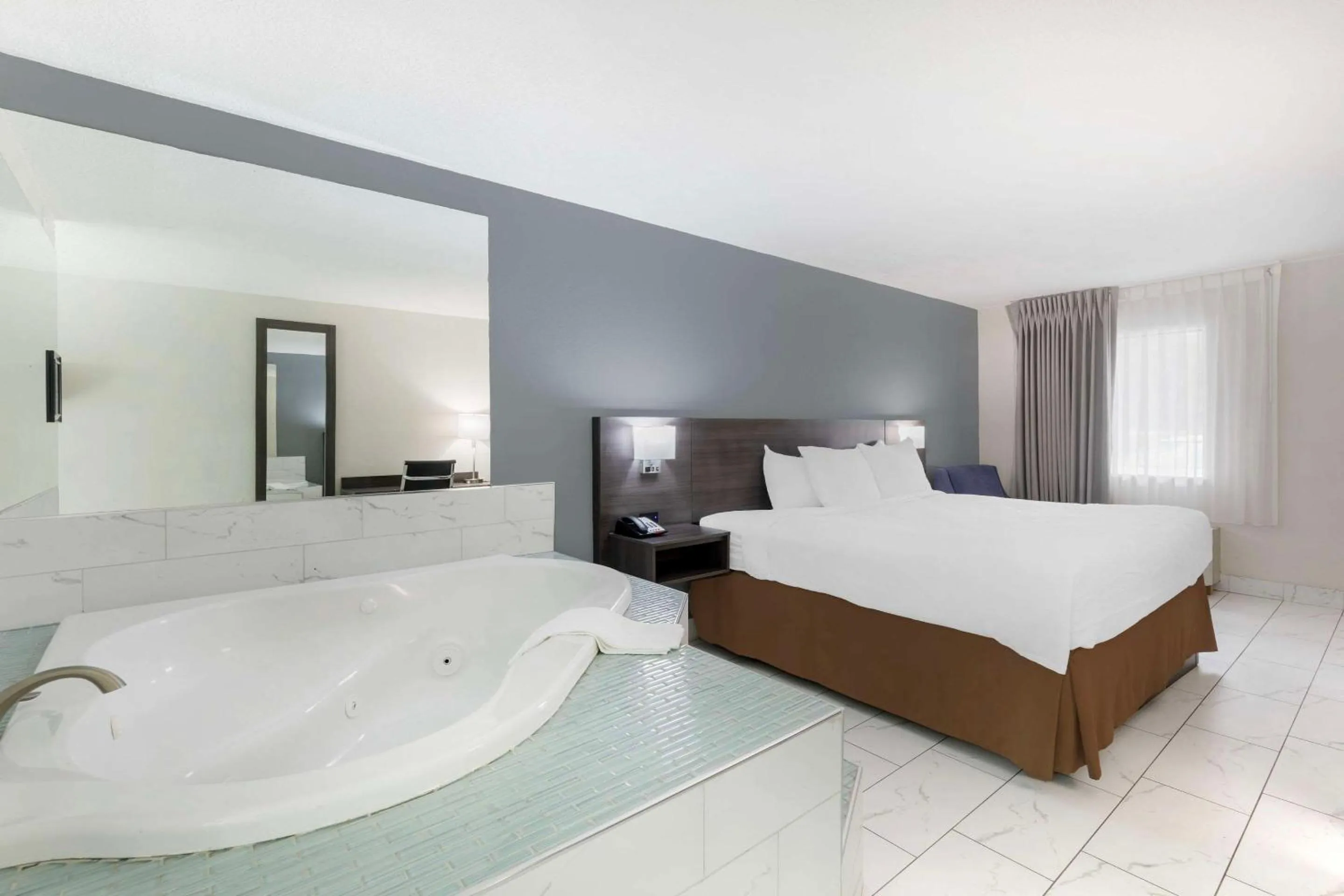 Bedroom, Bed in Quality Inn Memphis Downtown