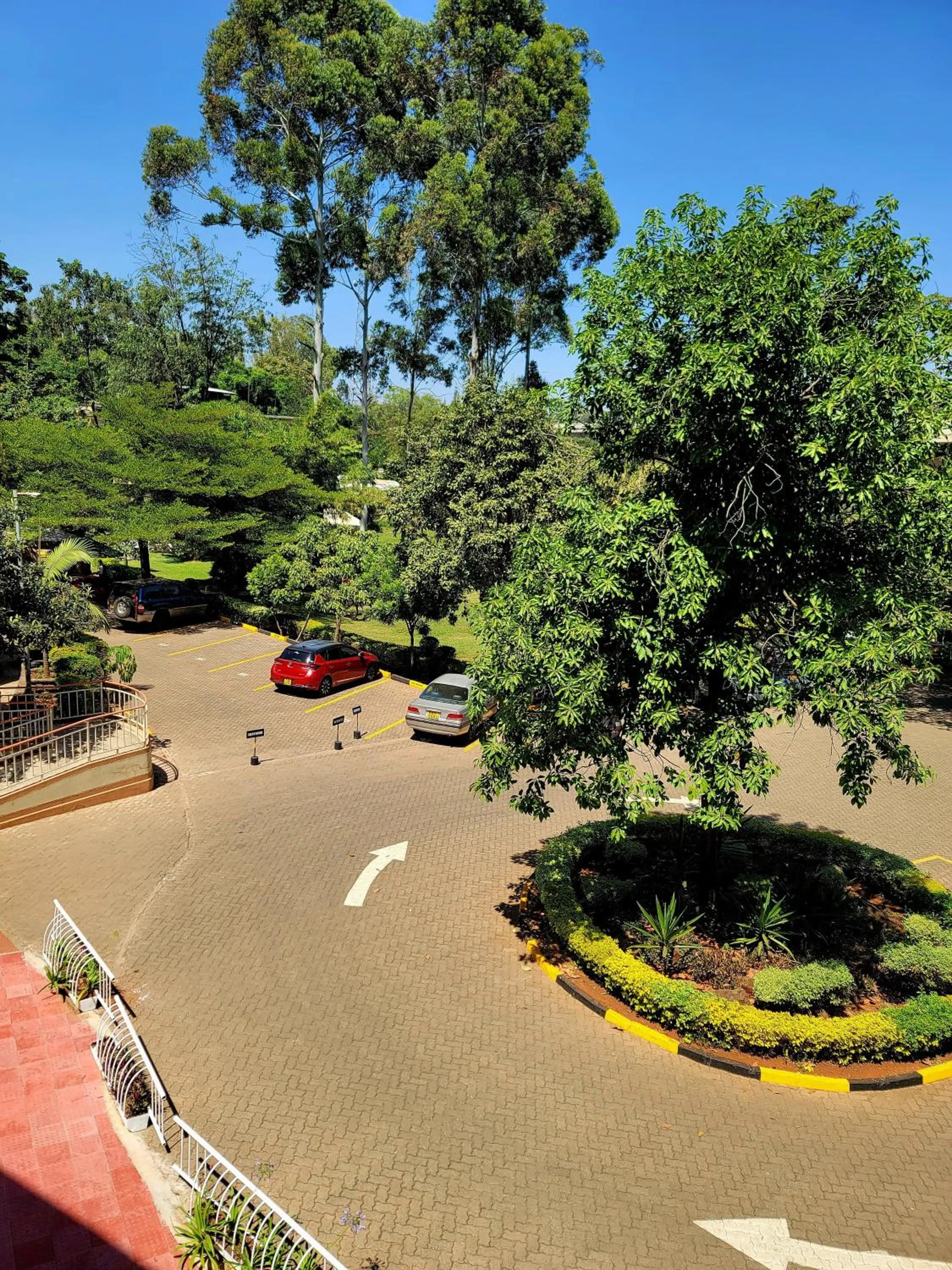 Restaurant/places to eat in United Kenya Club