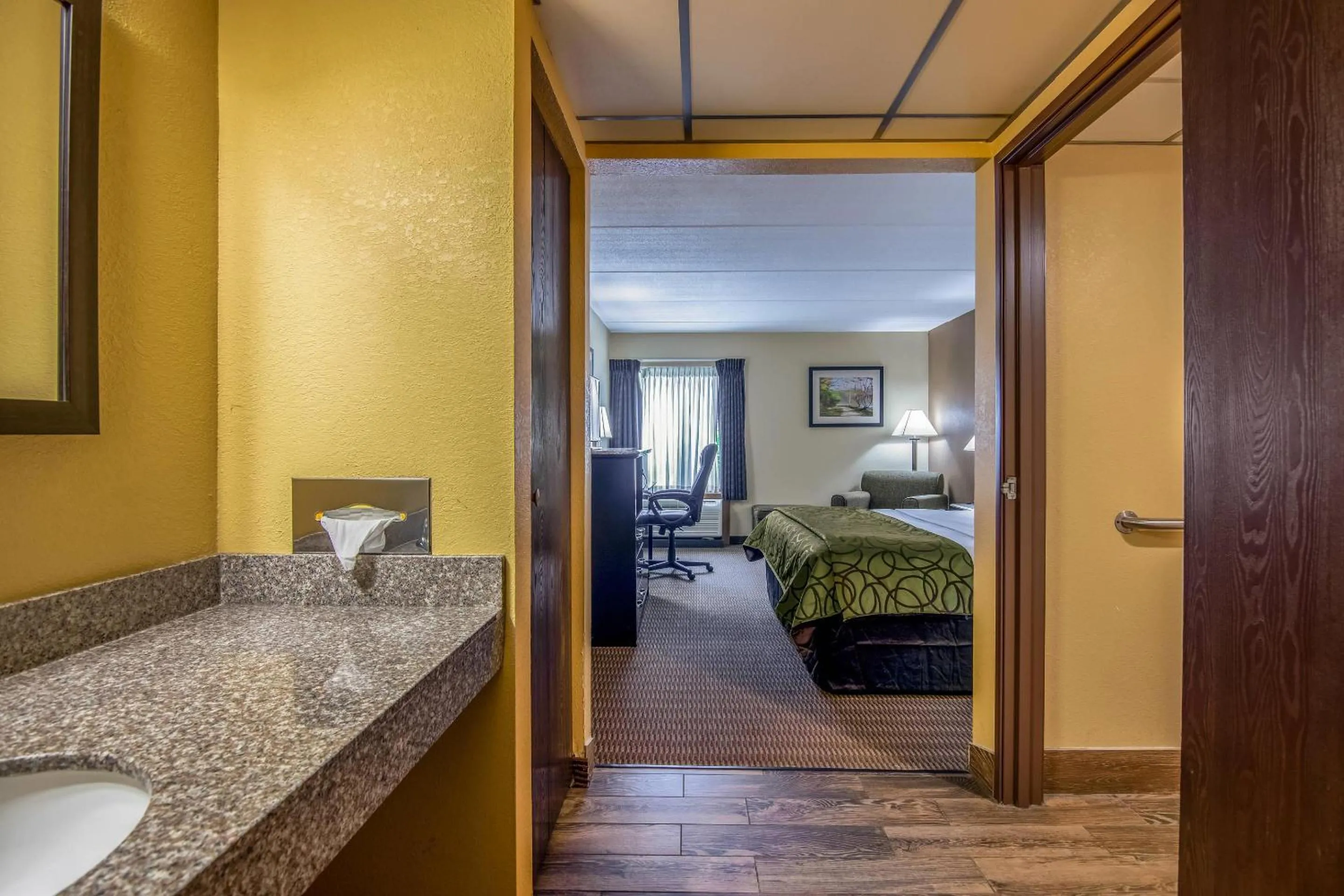 Bedroom, Bed in Quality Inn Tully I-81