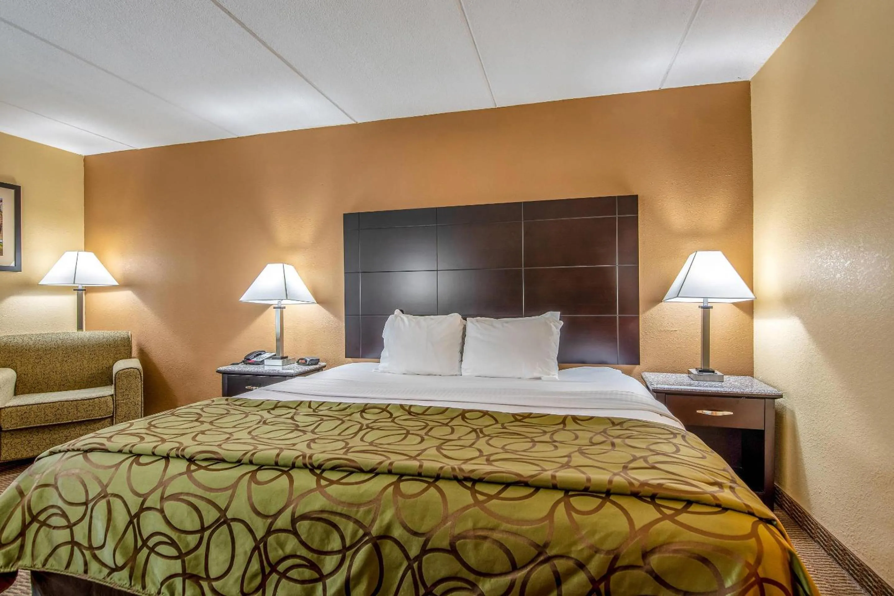 Bedroom, Bed in Quality Inn Tully I-81