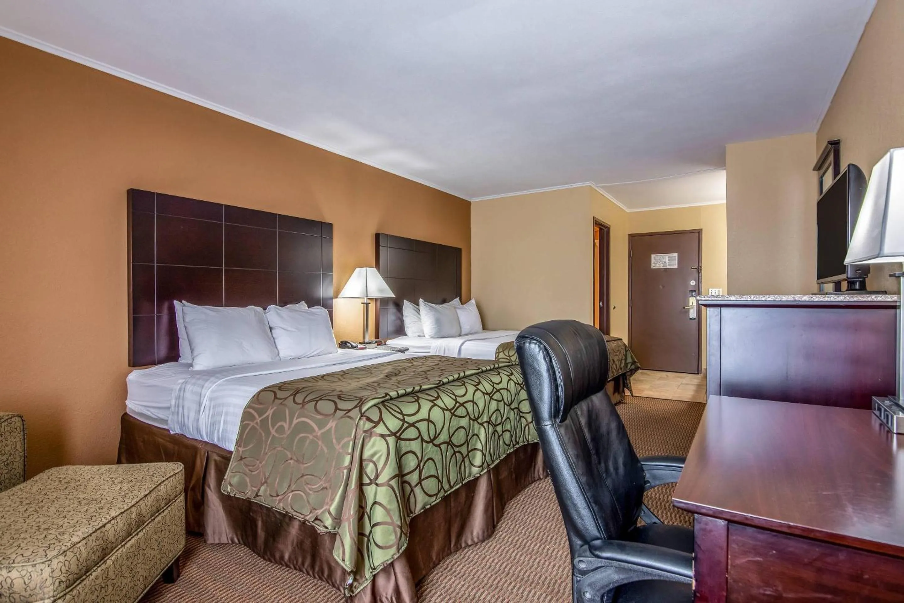 Bedroom, Bed in Quality Inn Tully I-81