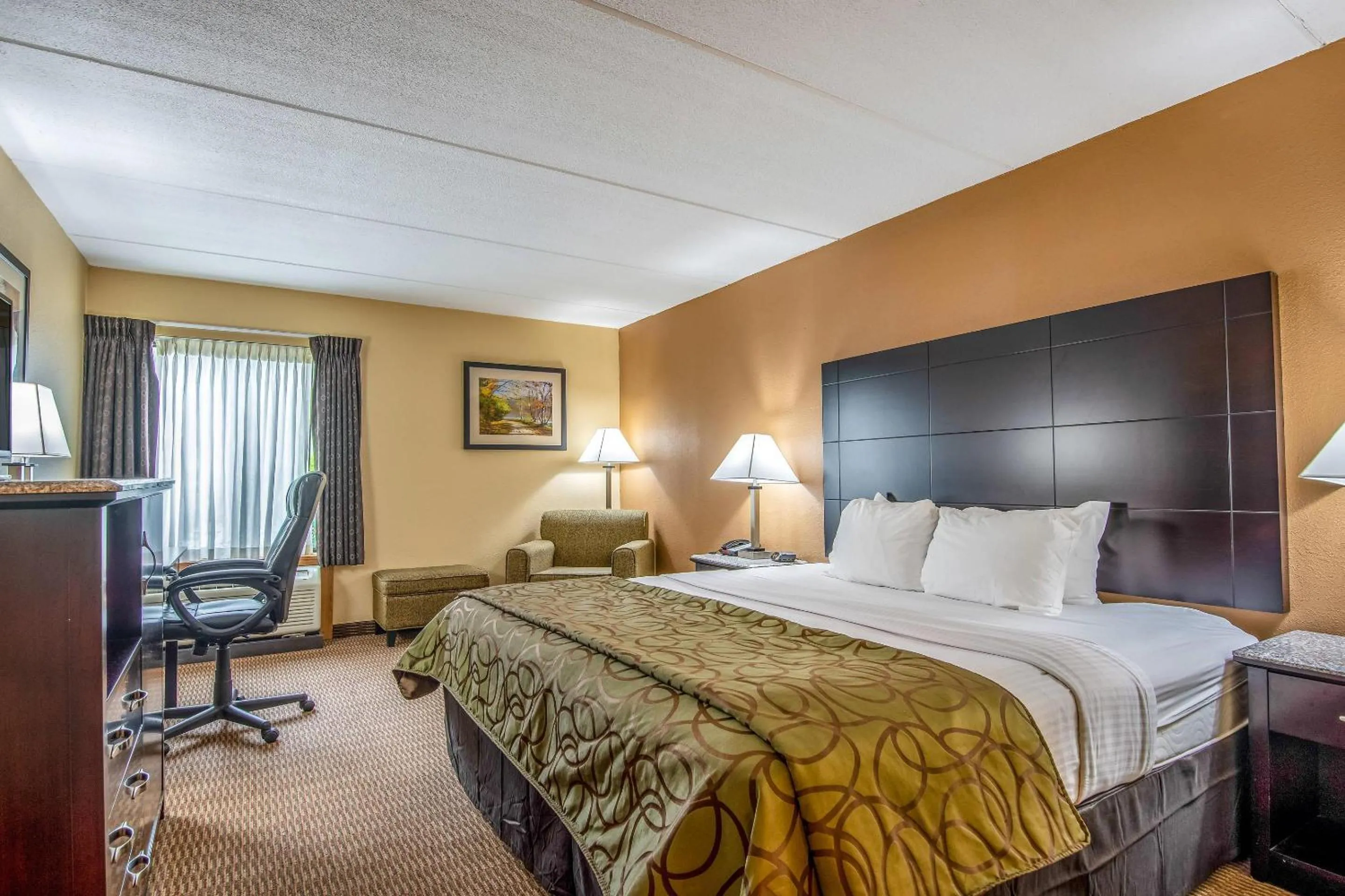 Bedroom, Bed in Quality Inn Tully I-81