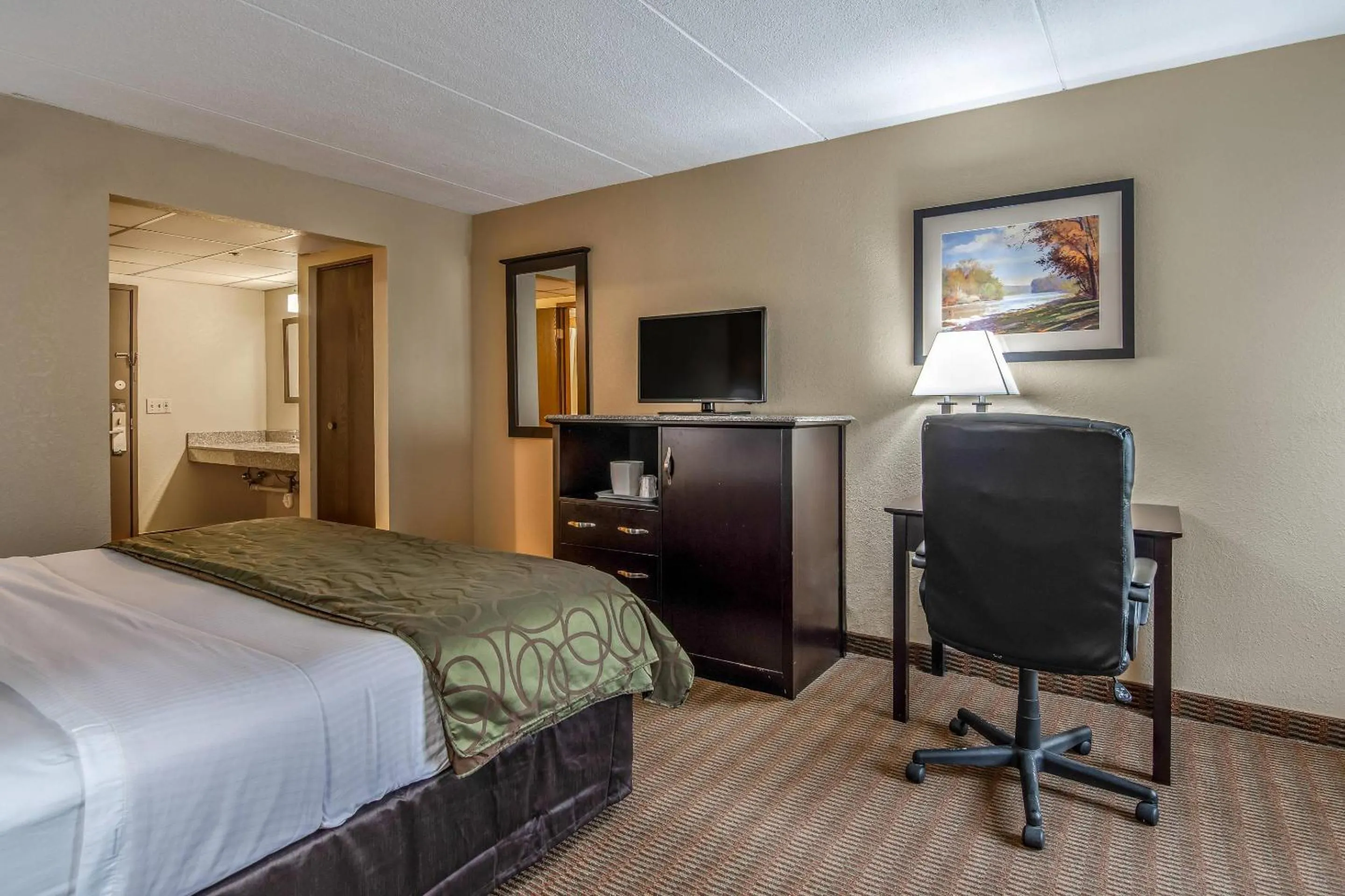 Bedroom, Bed in Quality Inn Tully I-81