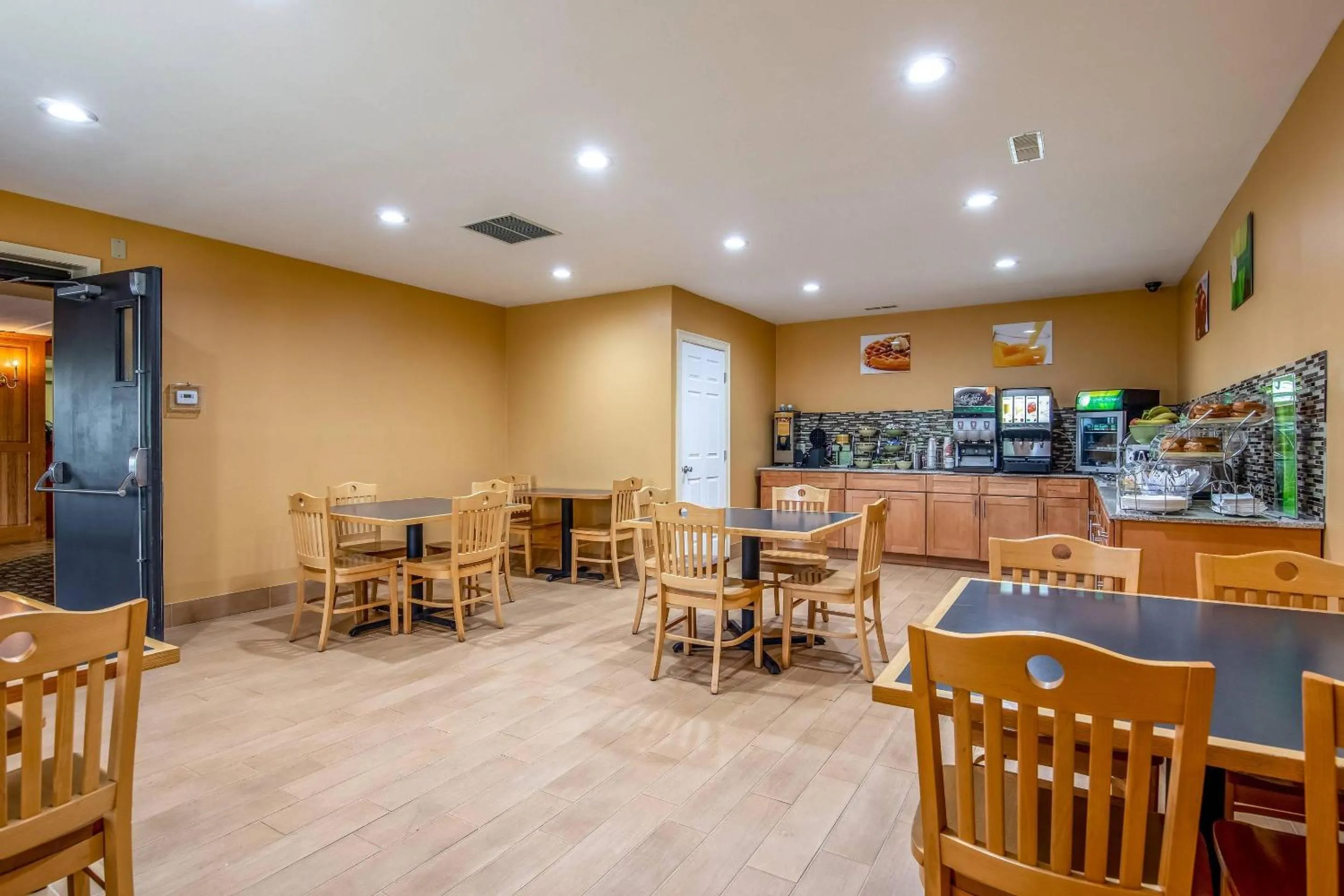 Breakfast in Quality Inn Tully I-81