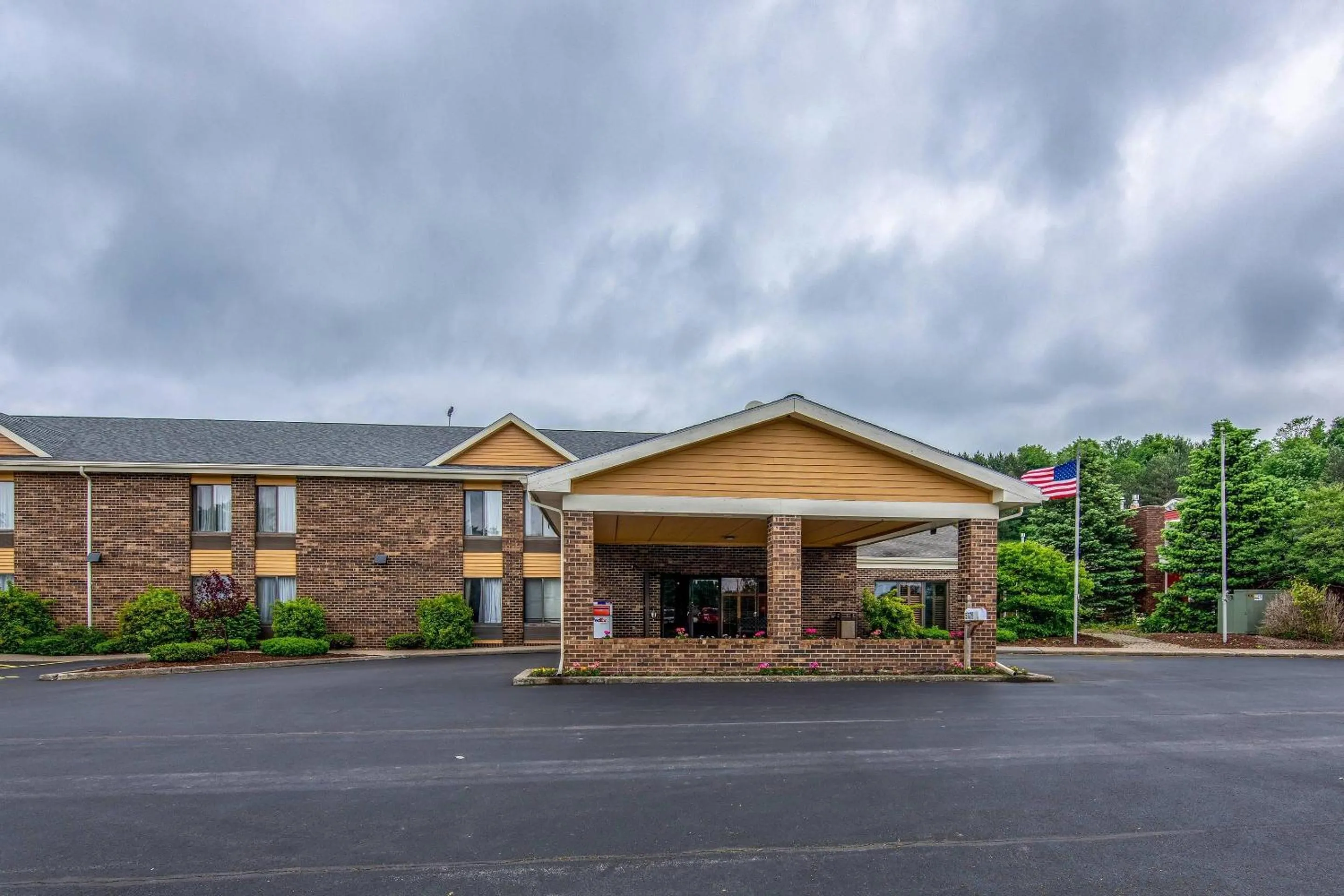 Property building in Quality Inn Tully I-81