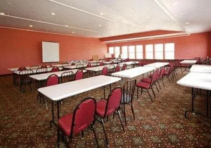 Business facilities in Crown Choice Inn & Suites Lakeview and Waterpark