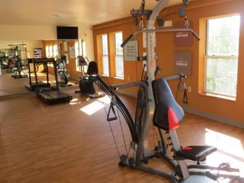 Fitness centre/facilities in Crown Choice Inn & Suites Lakeview and Waterpark