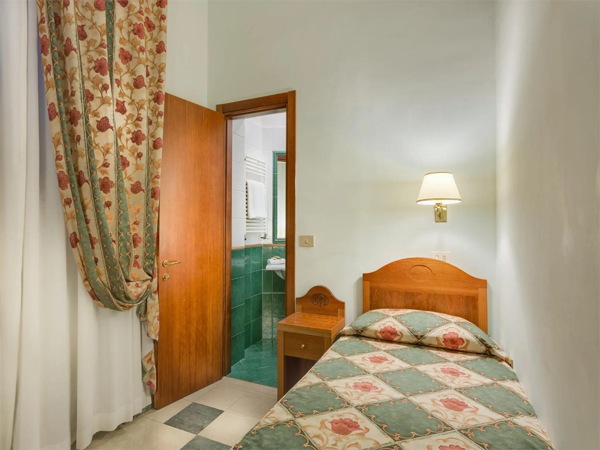 Bed in Hotel Aberdeen