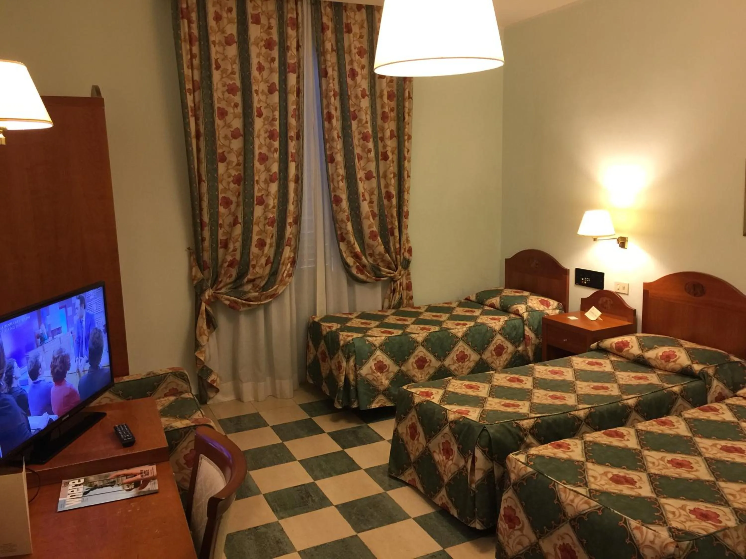 Photo of the whole room, Bed in Hotel Aberdeen