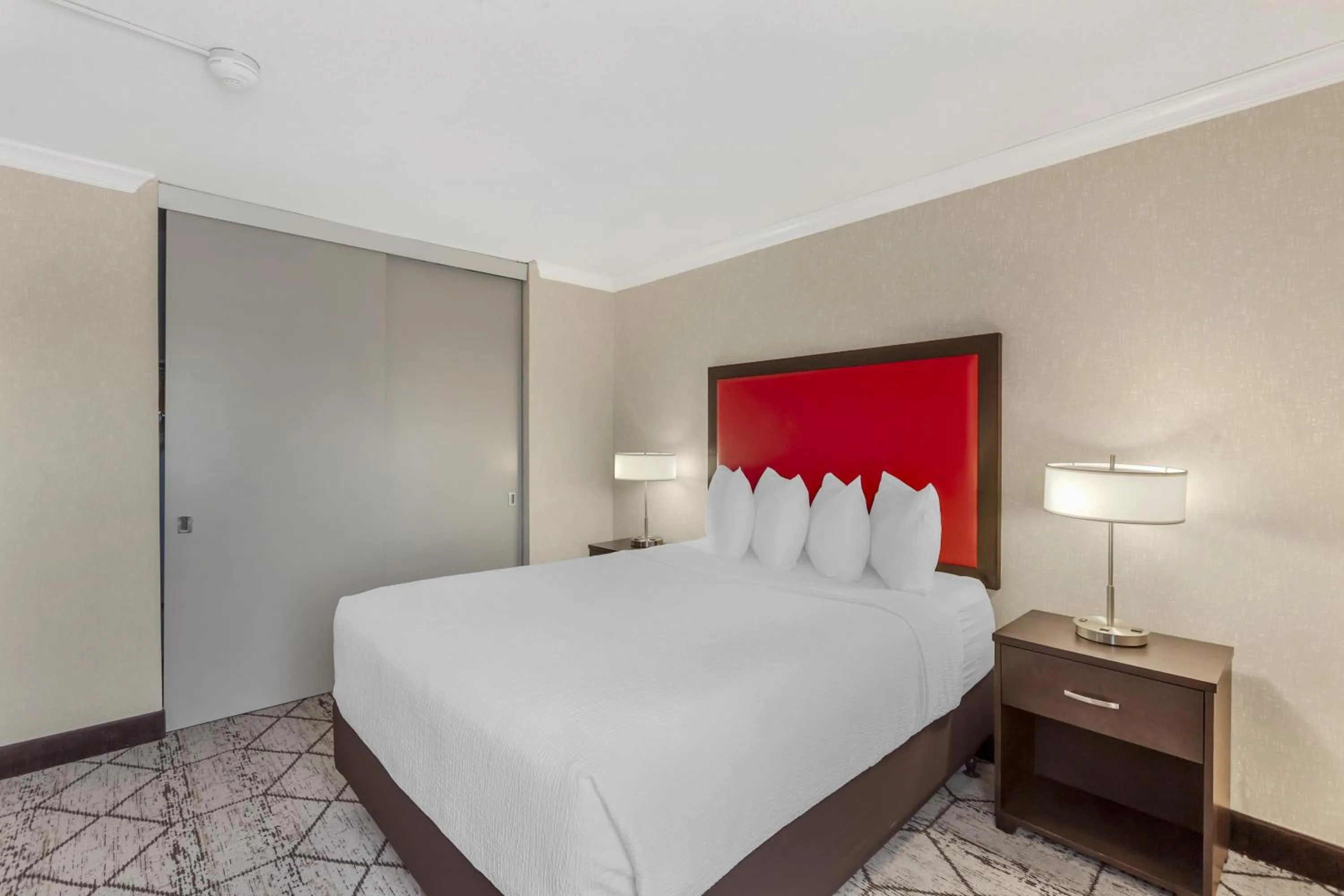 Bedroom, Bed in Best Western Plus Rose City Suites