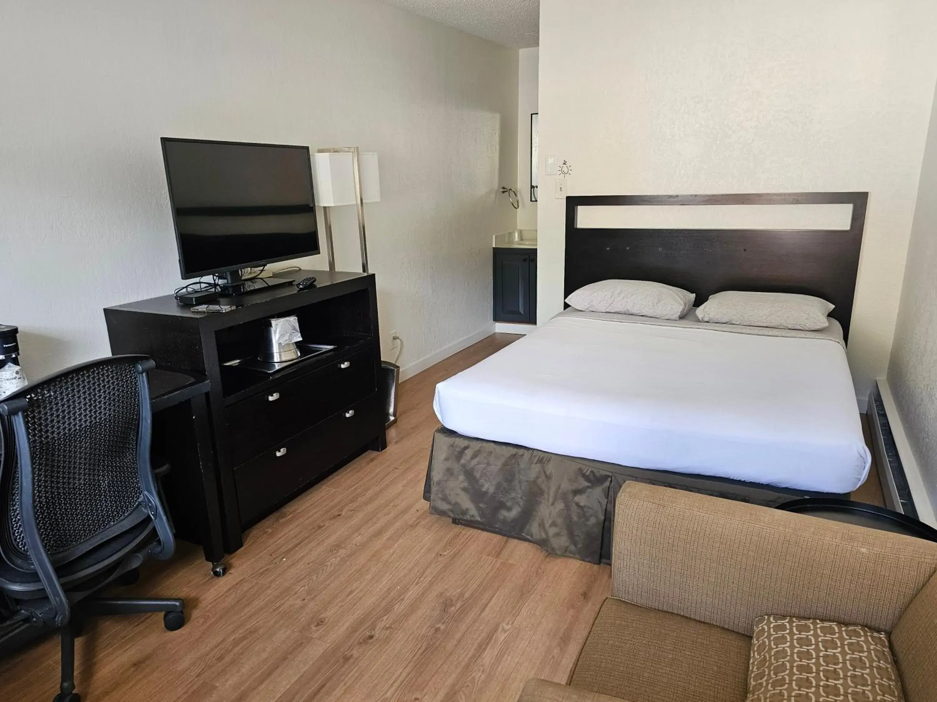 Queen Room - single occupancy in H&H Motor Lodge Queen Room - single occupancy in H&H Motor Lodge