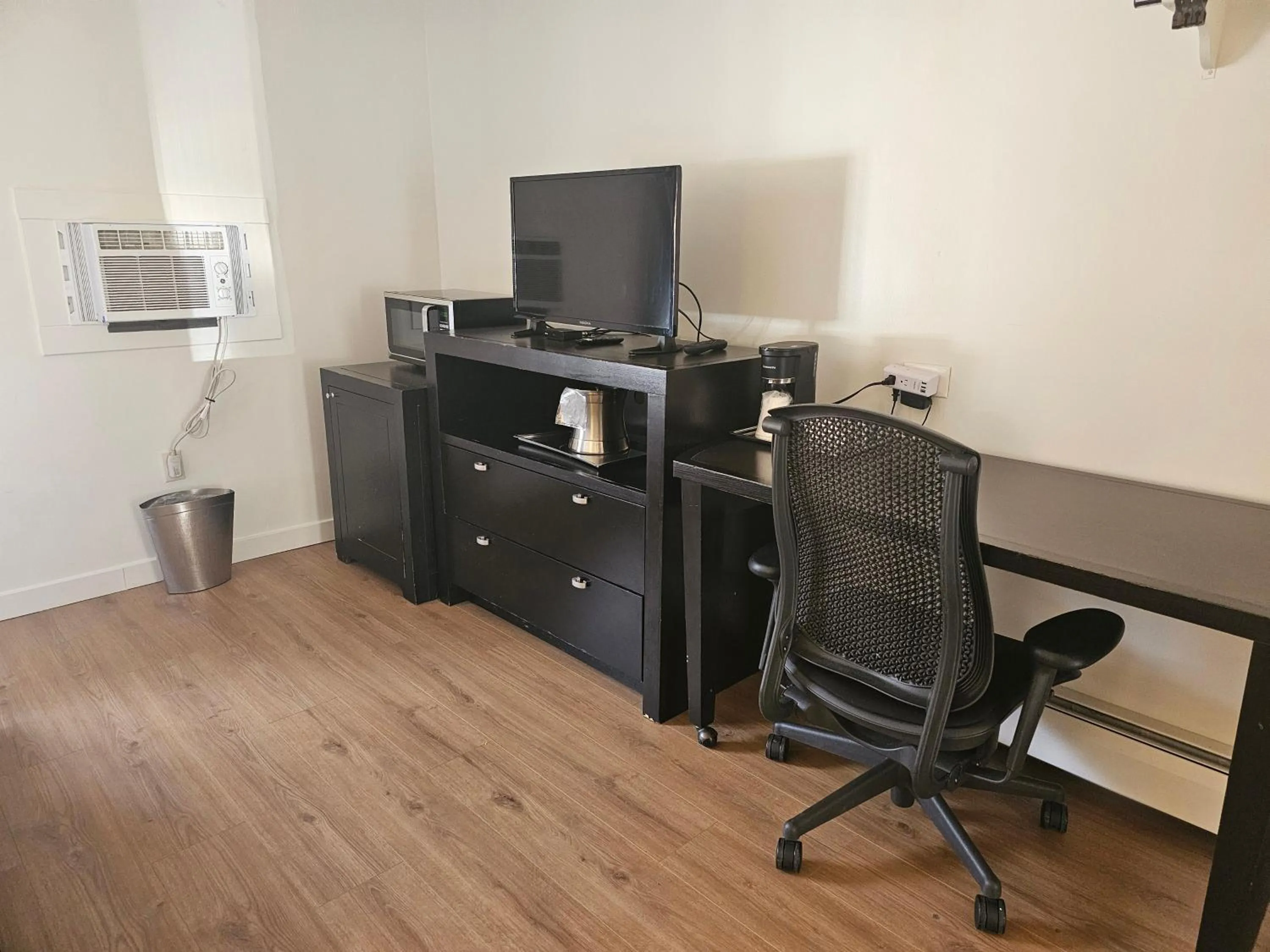 TV and multimedia in H&H Motor Lodge