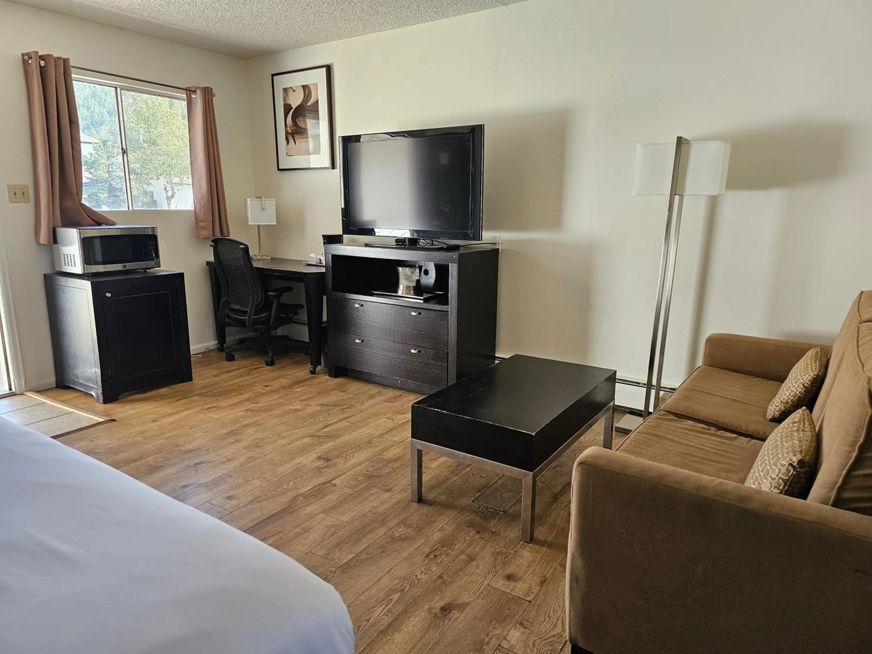 TV and multimedia, Bed in H&H Motor Lodge