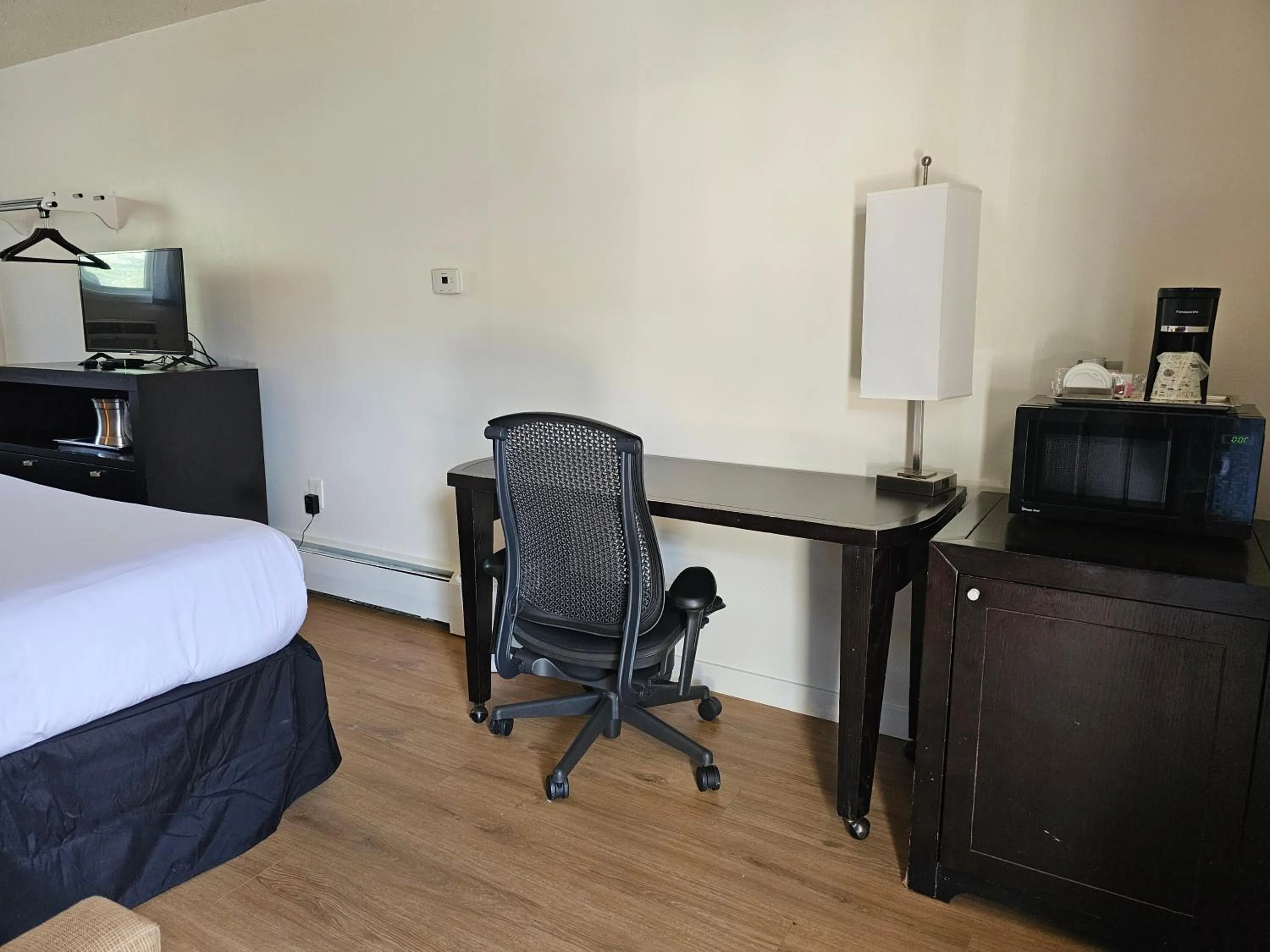 Communal lounge/ TV room, Bed in H&H Motor Lodge