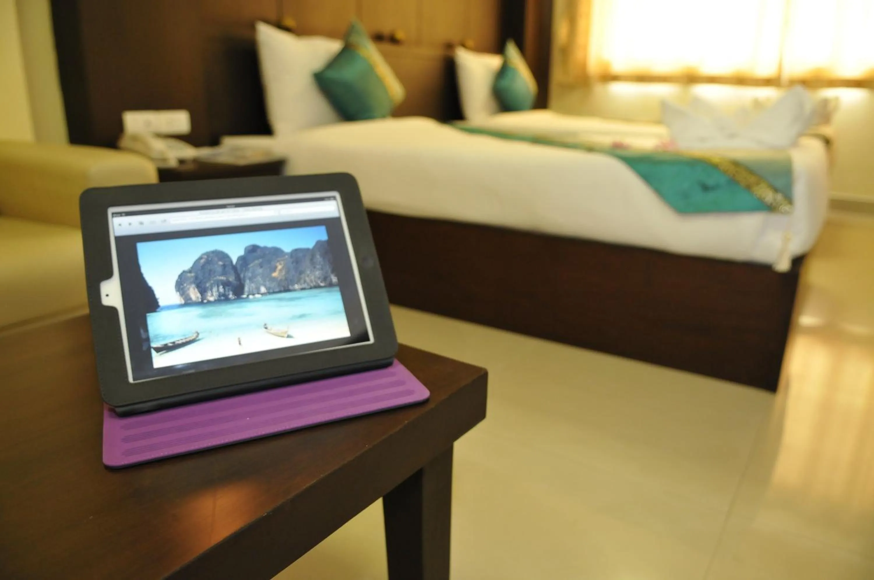 TV and multimedia, Bed in Regent Suvarnabhumi Hotel