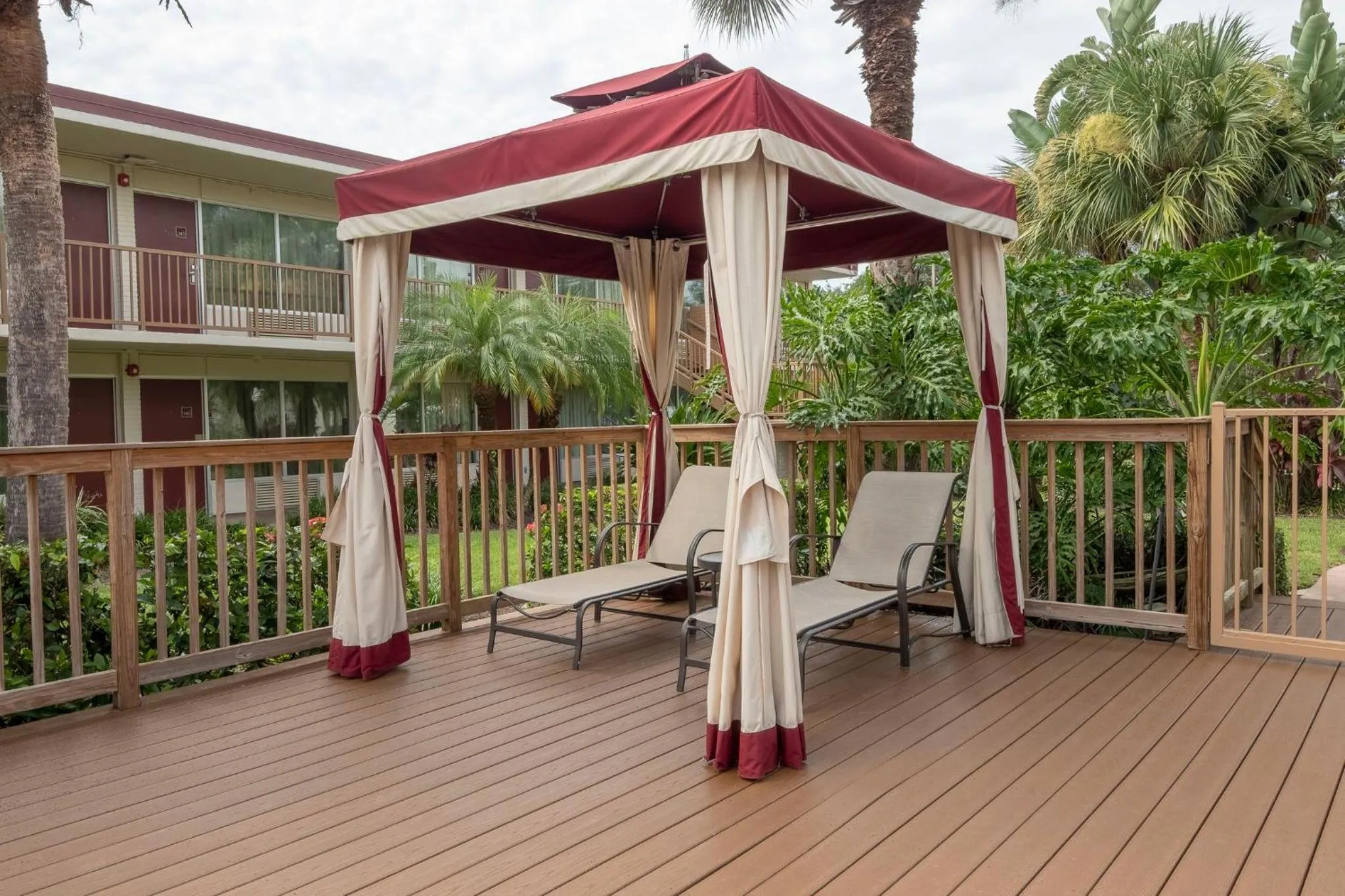 Garden in Red Roof Inn PLUS+ & Suites Naples Downtown-5th Ave S