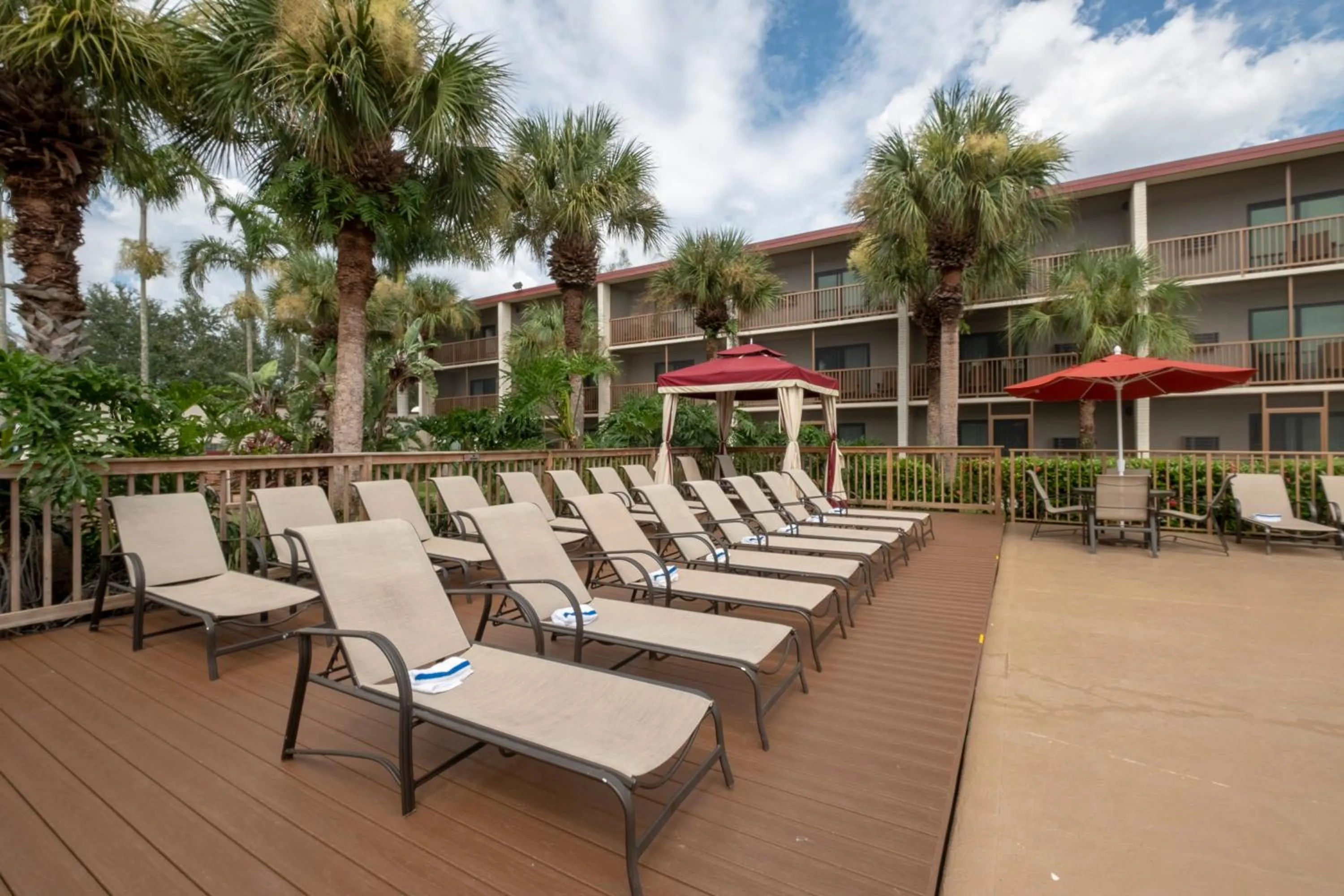 Patio in Red Roof Inn PLUS+ & Suites Naples Downtown-5th Ave S