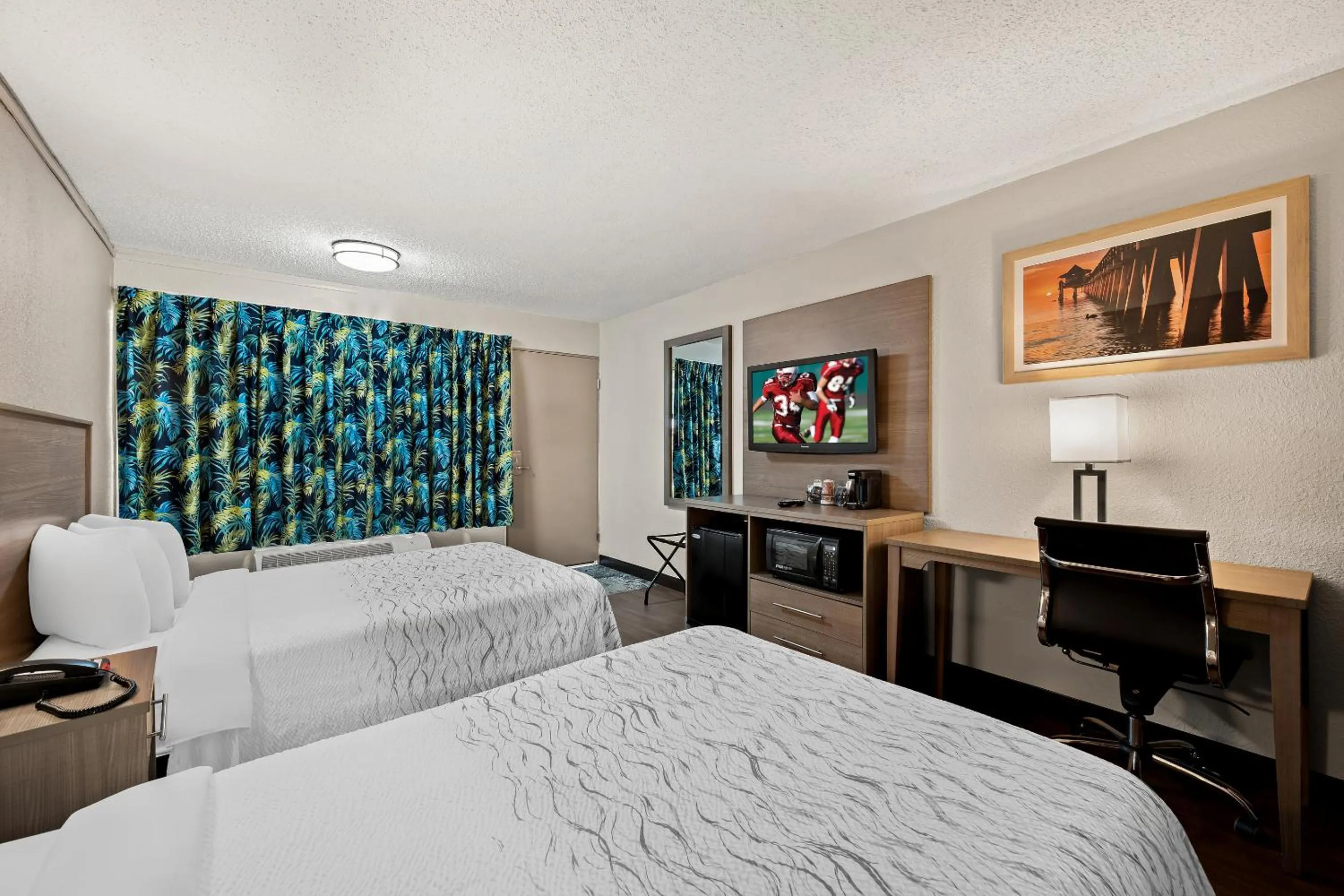 Photo of the whole room, Bed in Red Roof Inn PLUS+ & Suites Naples Downtown-5th Ave S