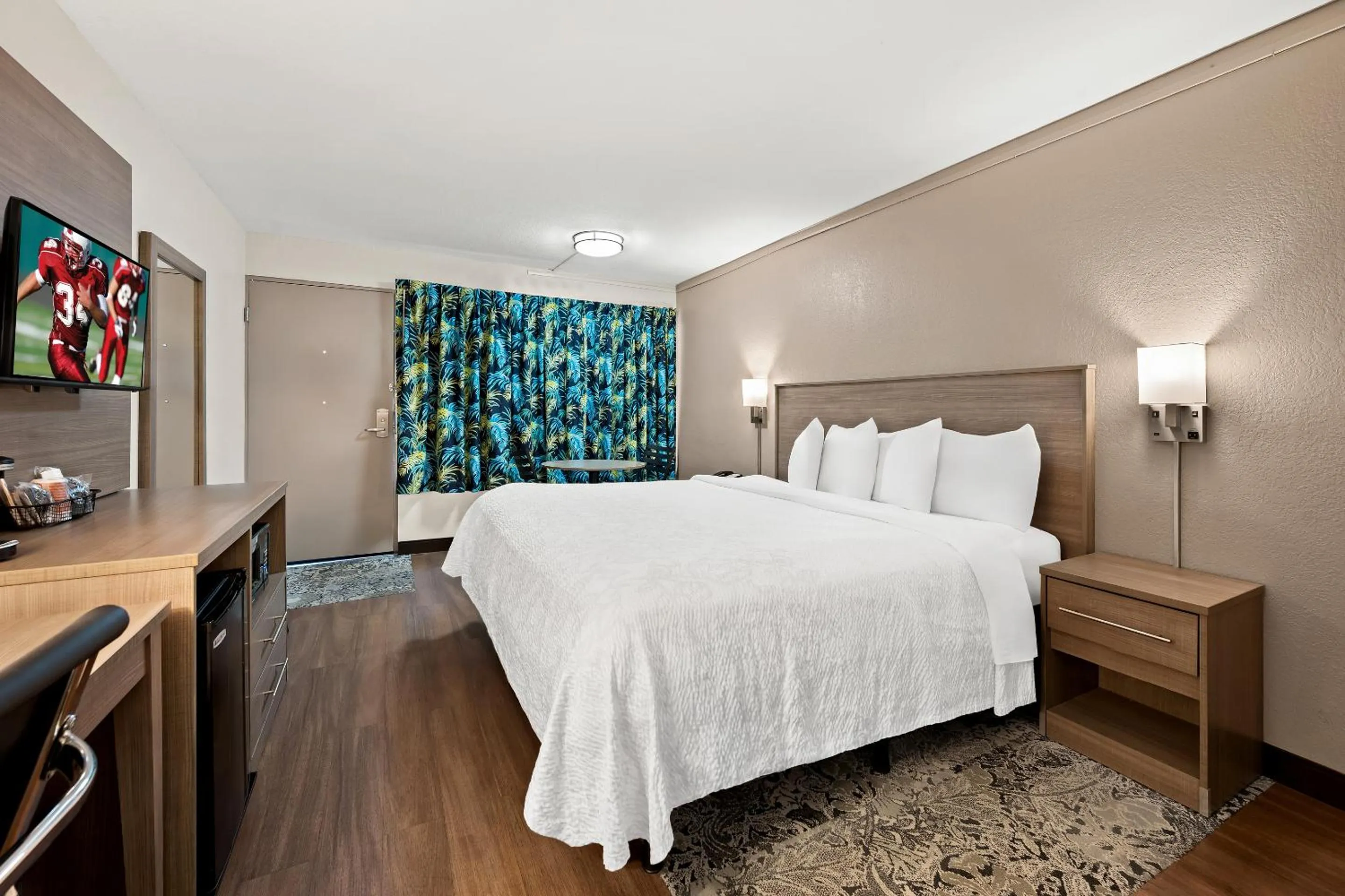 Bedroom, Bed in Red Roof Inn PLUS+ & Suites Naples Downtown-5th Ave S