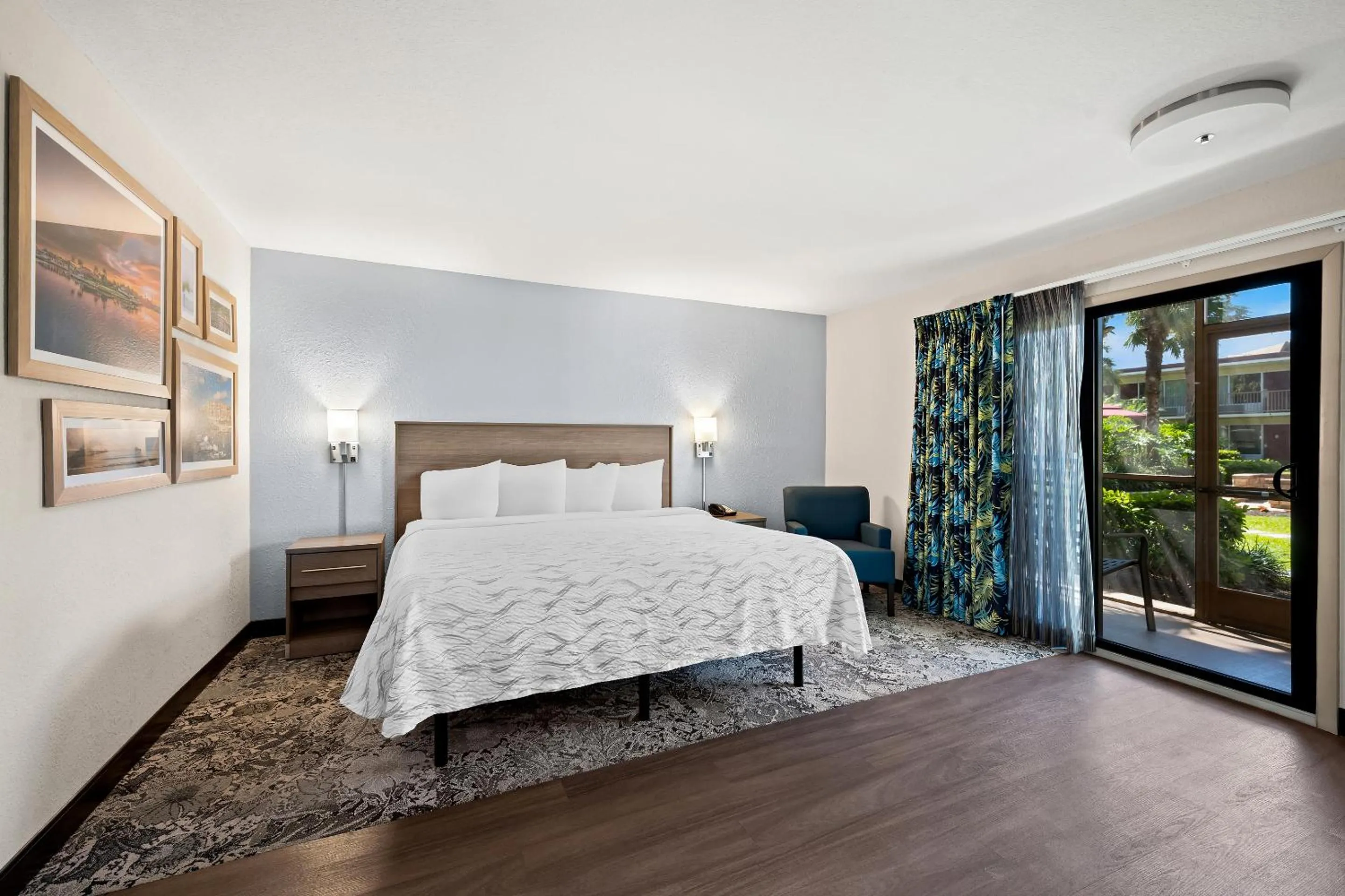 Bedroom, Bed in Red Roof Inn PLUS+ & Suites Naples Downtown-5th Ave S