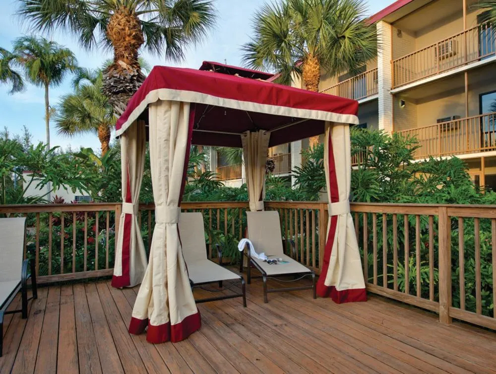 Patio in Red Roof Inn PLUS+ & Suites Naples Downtown-5th Ave S