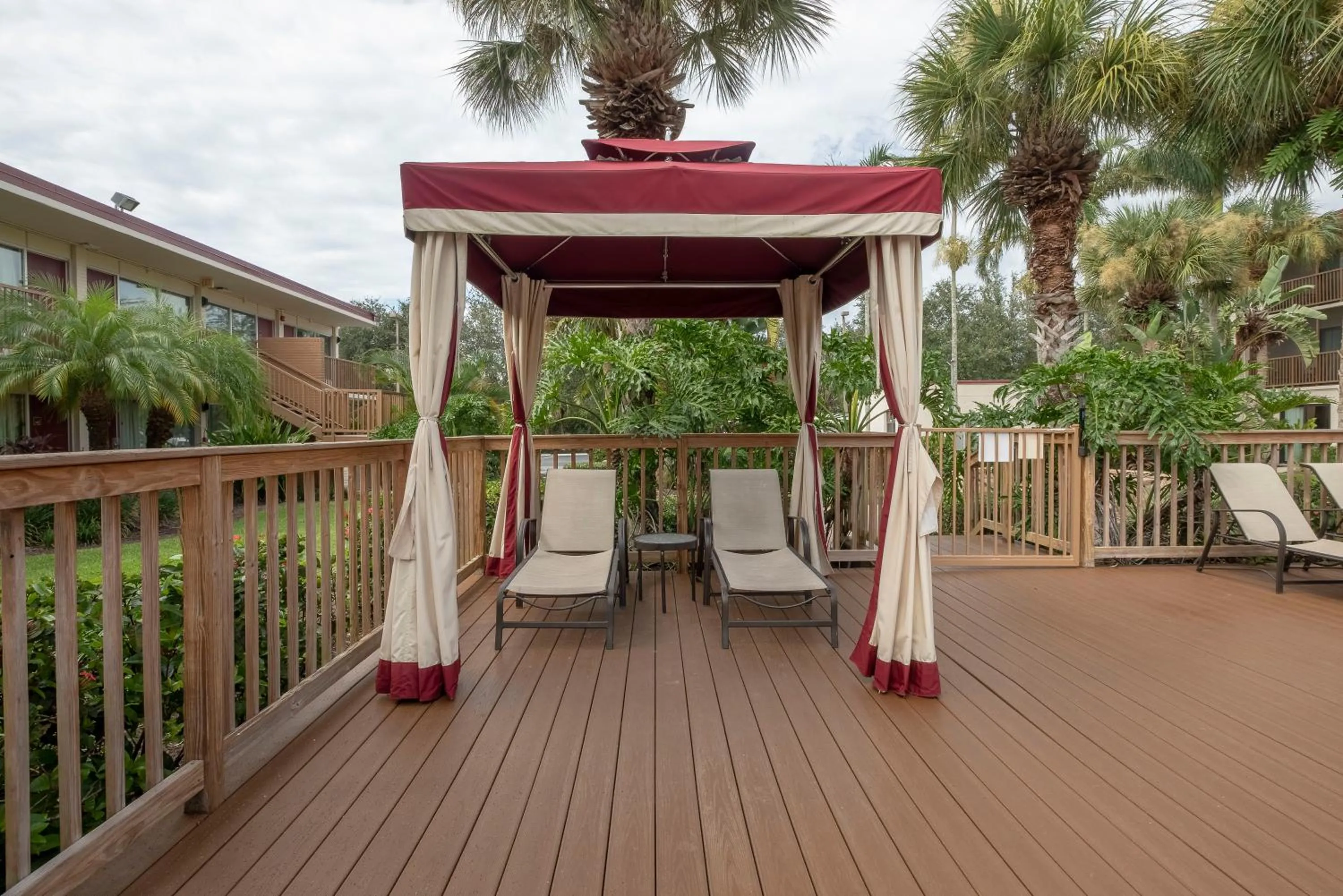 Patio in Red Roof Inn PLUS+ & Suites Naples Downtown-5th Ave S
