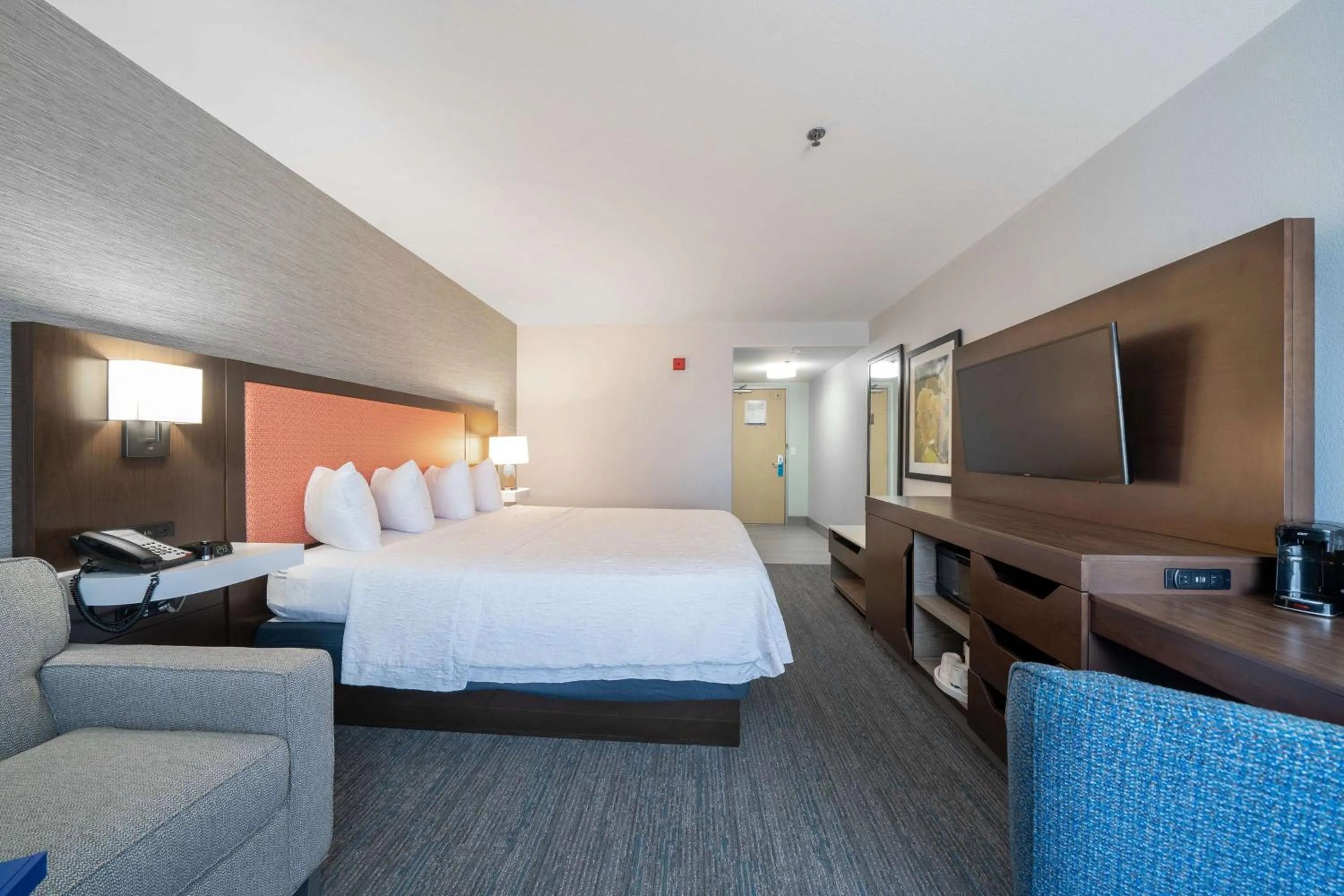 Bedroom, Bed in Hampton Inn & Suites Modesto - Salida