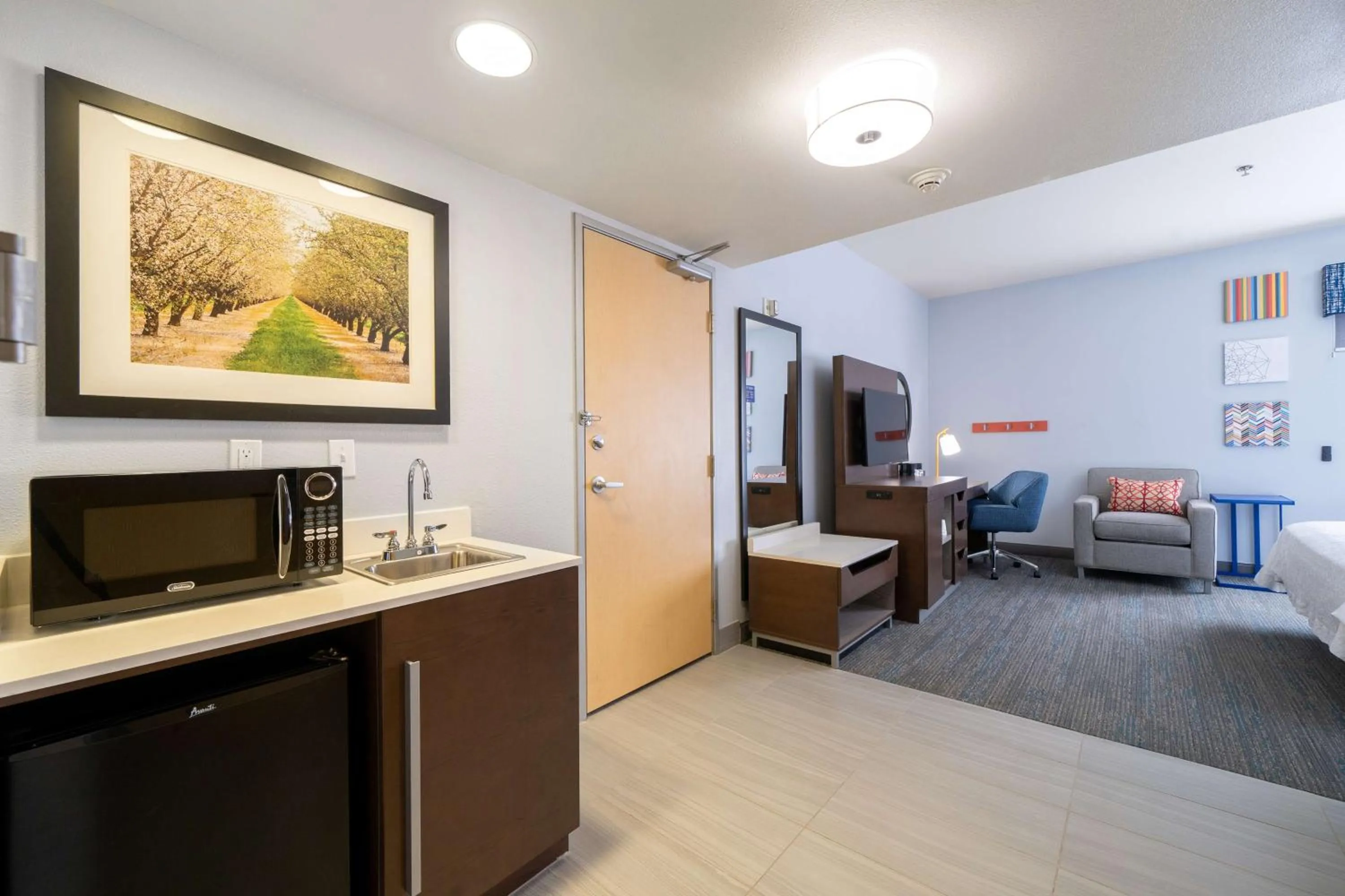 Living room, Bed in Hampton Inn & Suites Modesto - Salida