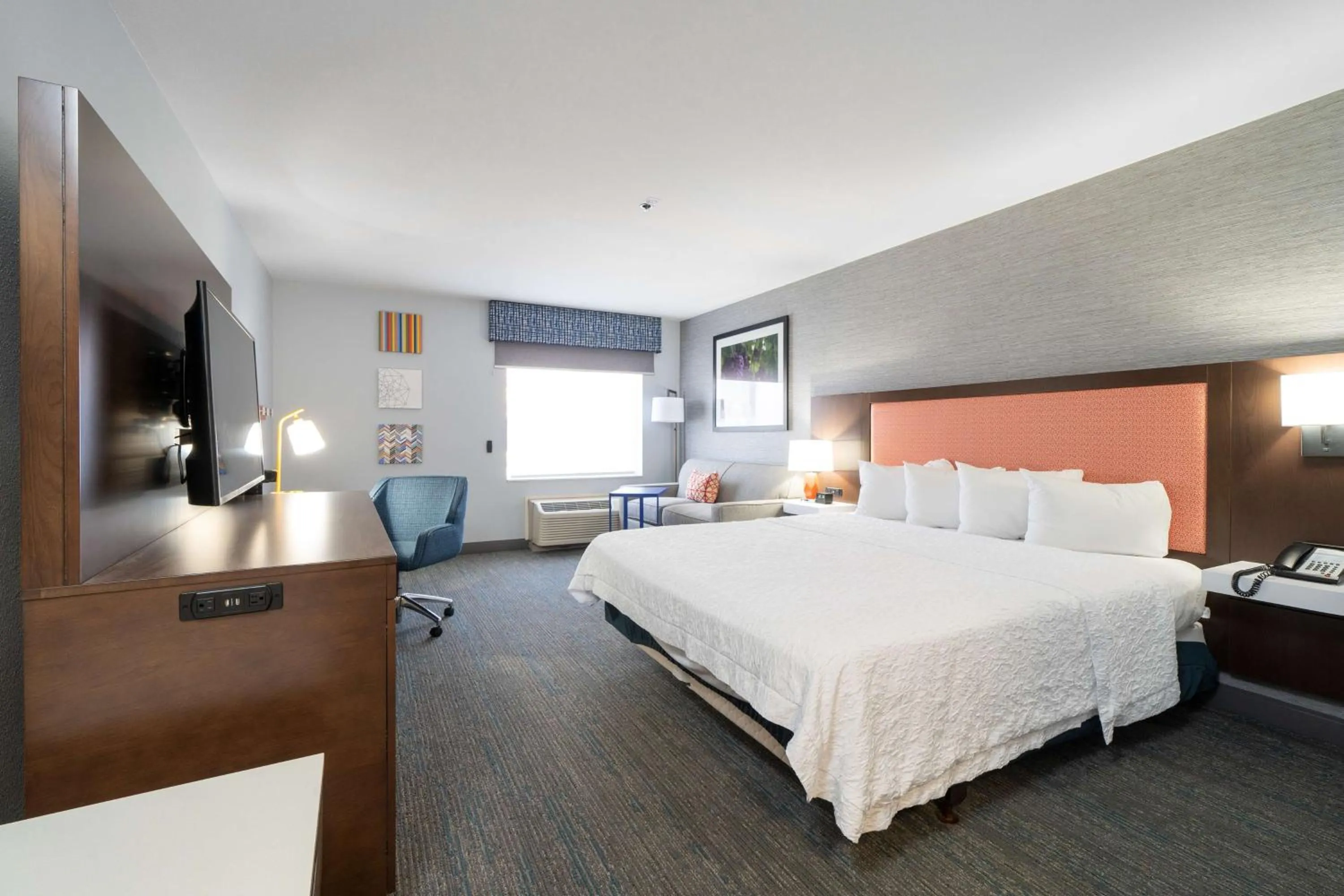 Bedroom, Bed in Hampton Inn & Suites Modesto - Salida