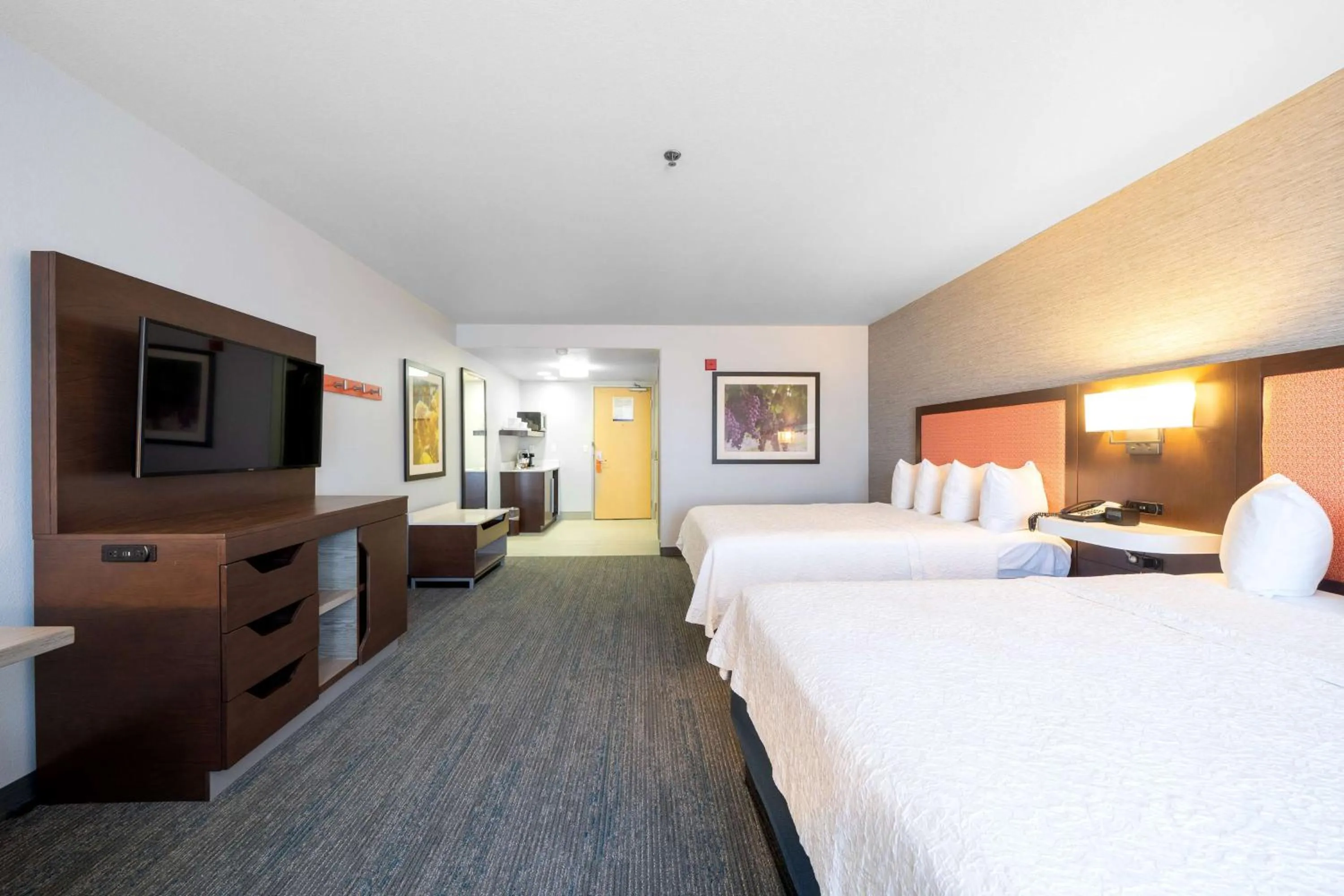 Bedroom, Bed in Hampton Inn & Suites Modesto - Salida