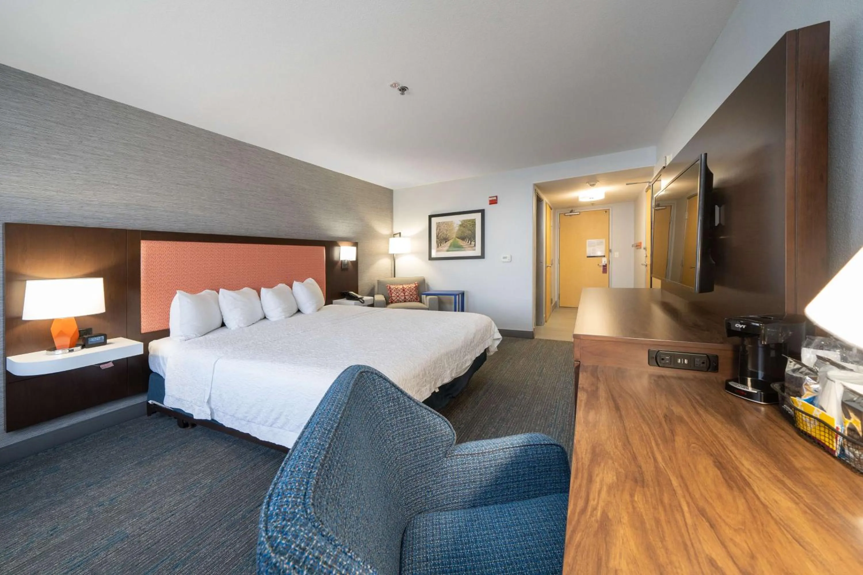 Bedroom, Bed in Hampton Inn & Suites Modesto - Salida