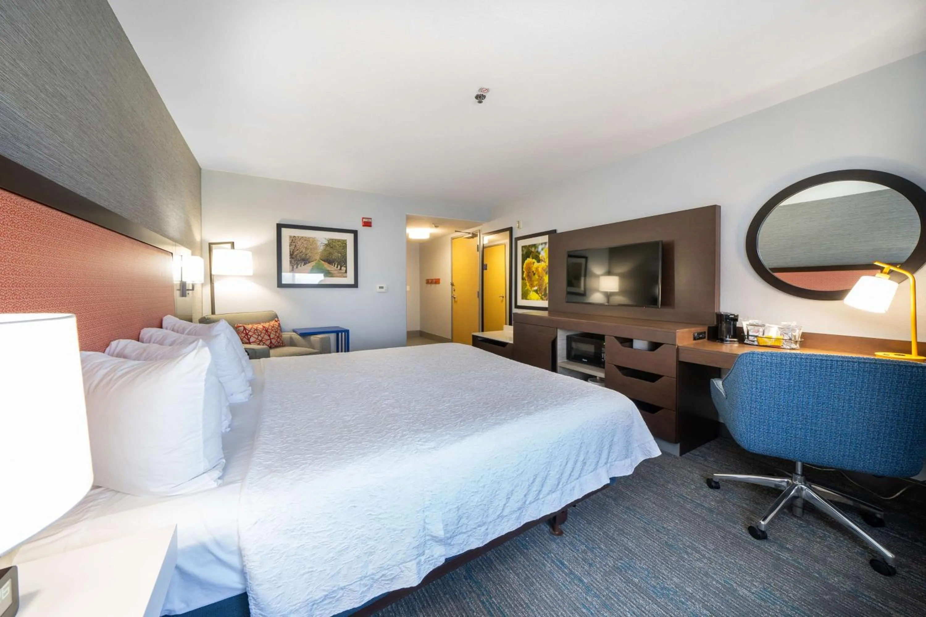 Bedroom, Bed in Hampton Inn & Suites Modesto - Salida