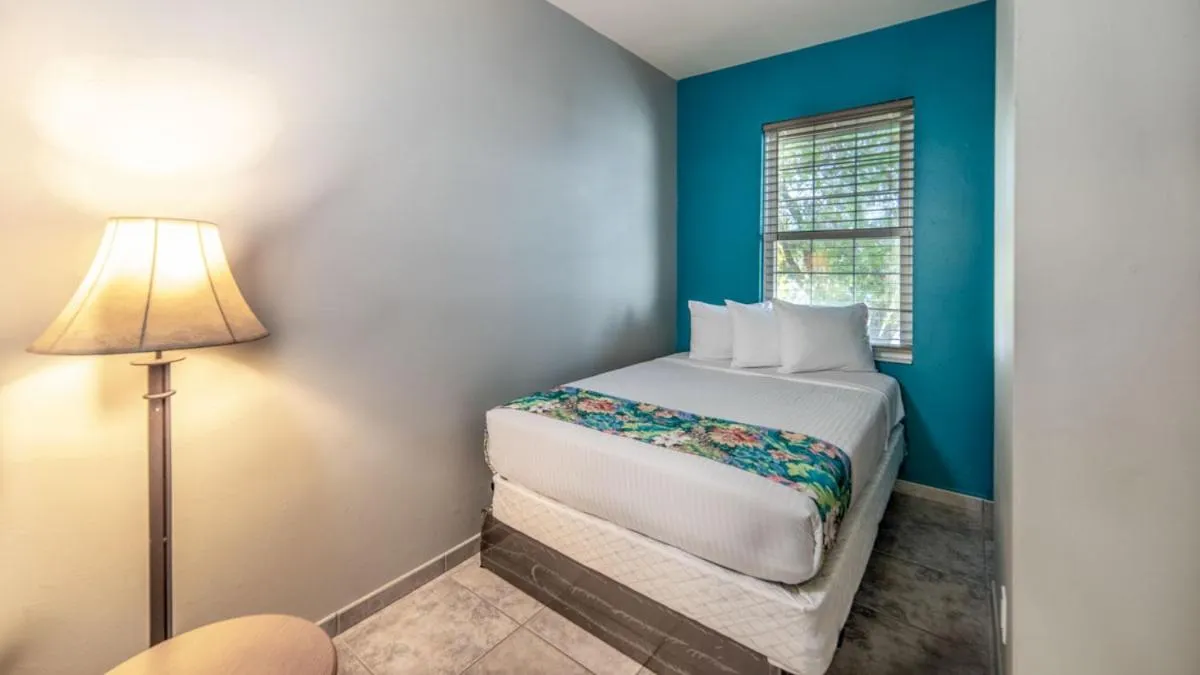 Bed in Ivey House Everglades Adventures Hotel