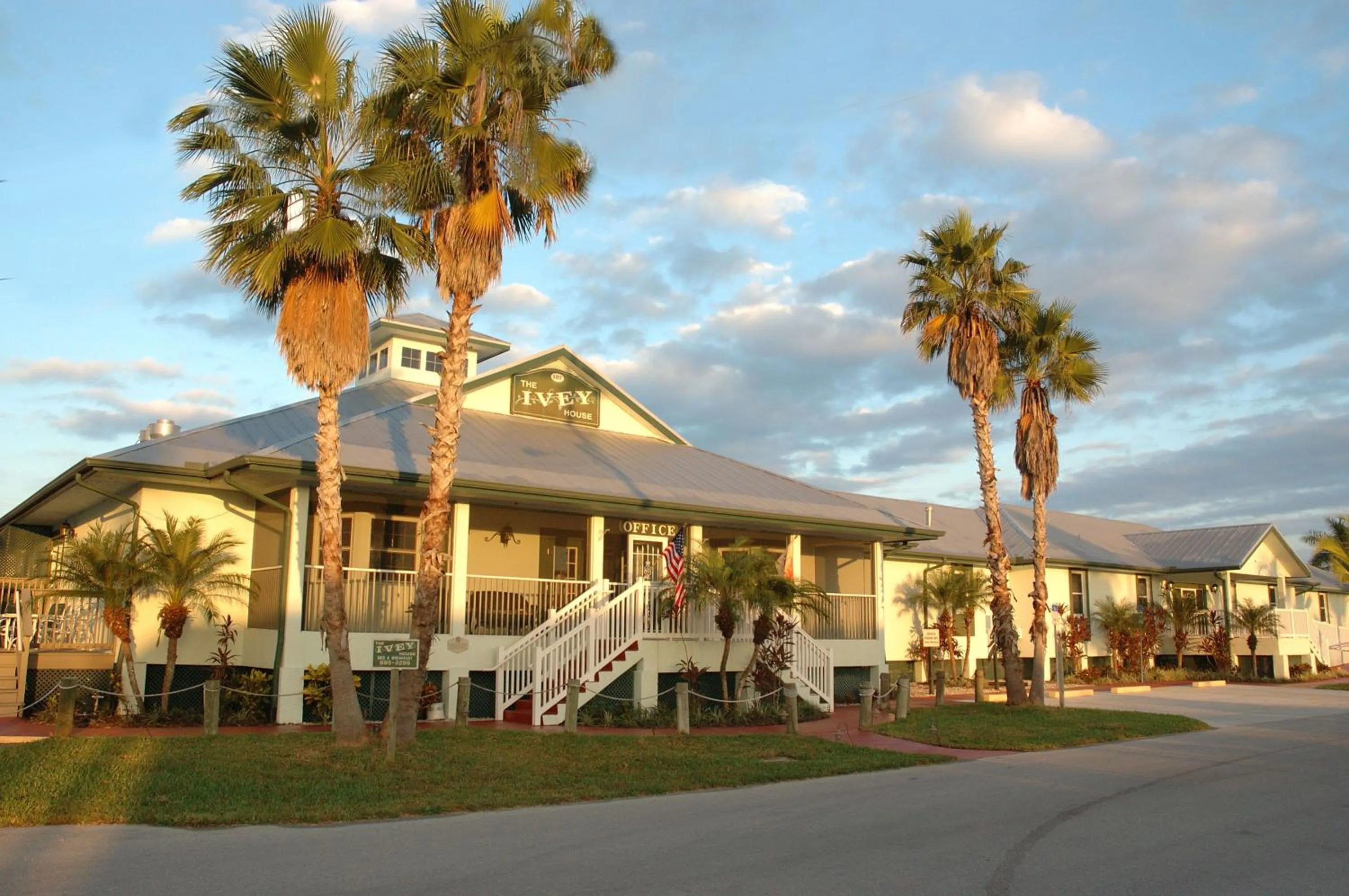 Facade/entrance in Ivey House Everglades Adventures Hotel