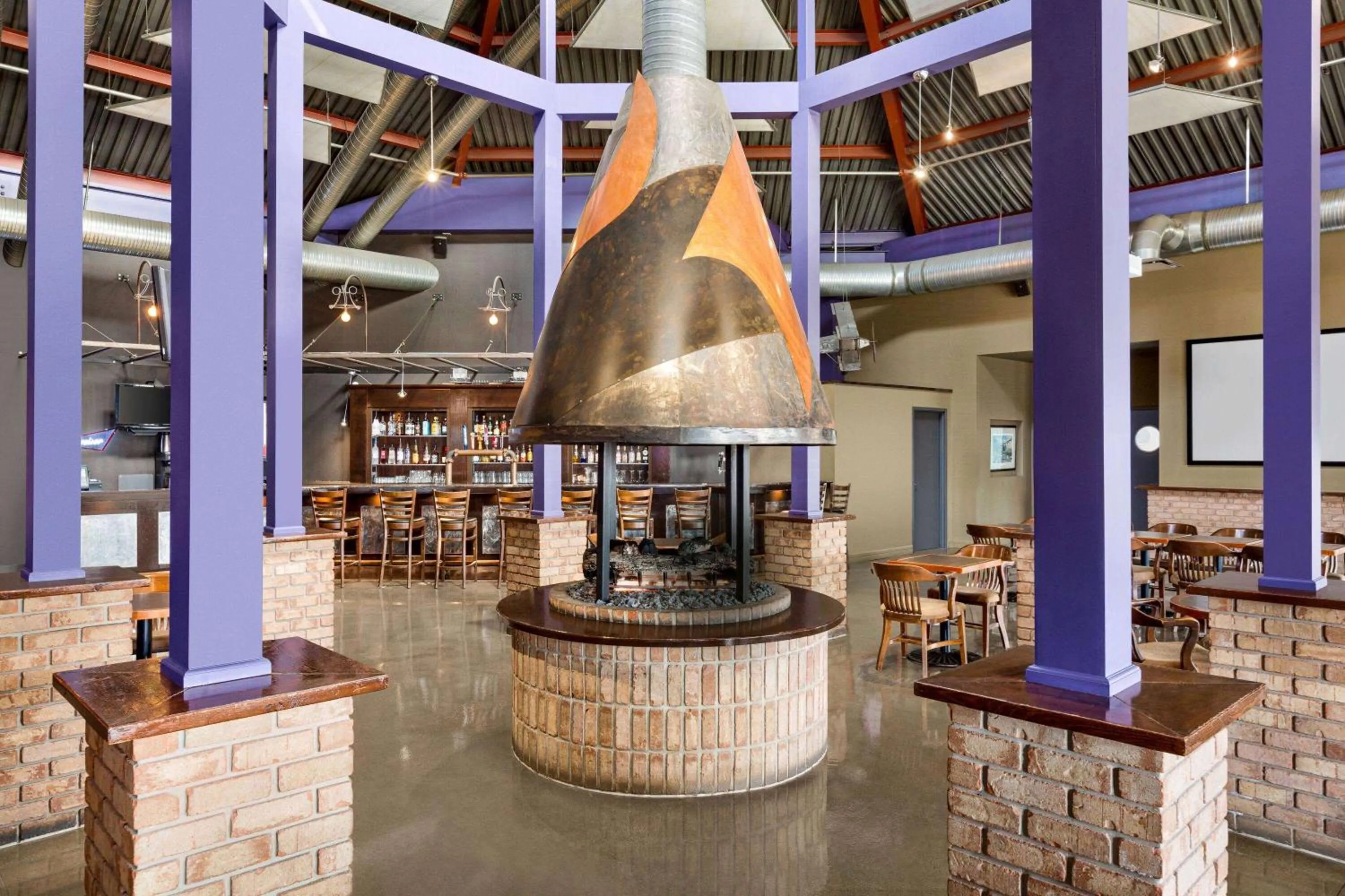 Lounge or bar in Royal Hotel Edmonton Airport Trademark Collection By Wyndham