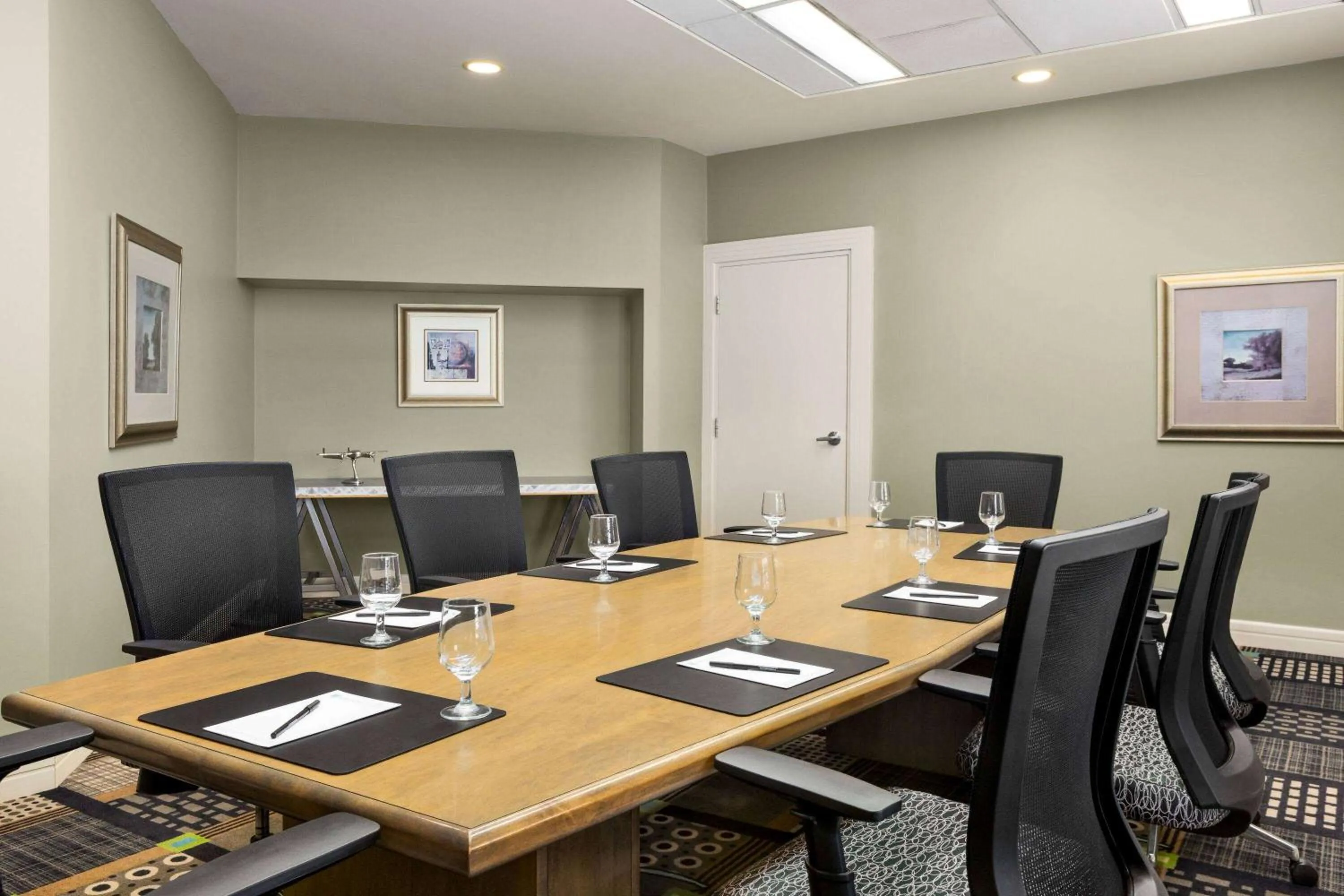 Meeting/conference room in Royal Hotel Edmonton Airport Trademark Collection By Wyndham