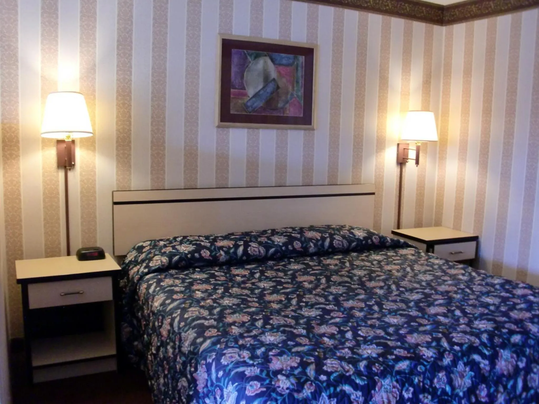 Bed in TravelStar Inn & Suites