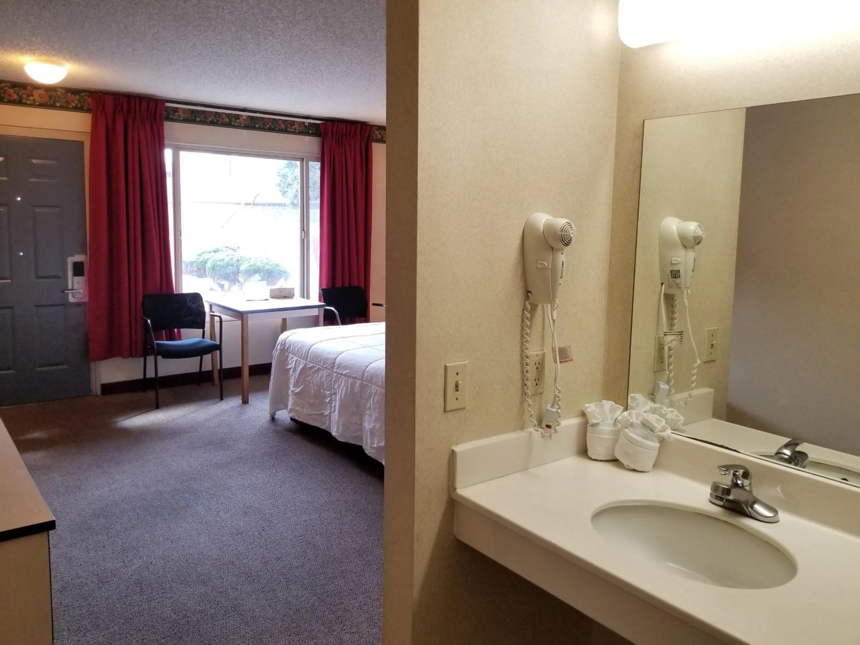 Bed in TravelStar Inn & Suites