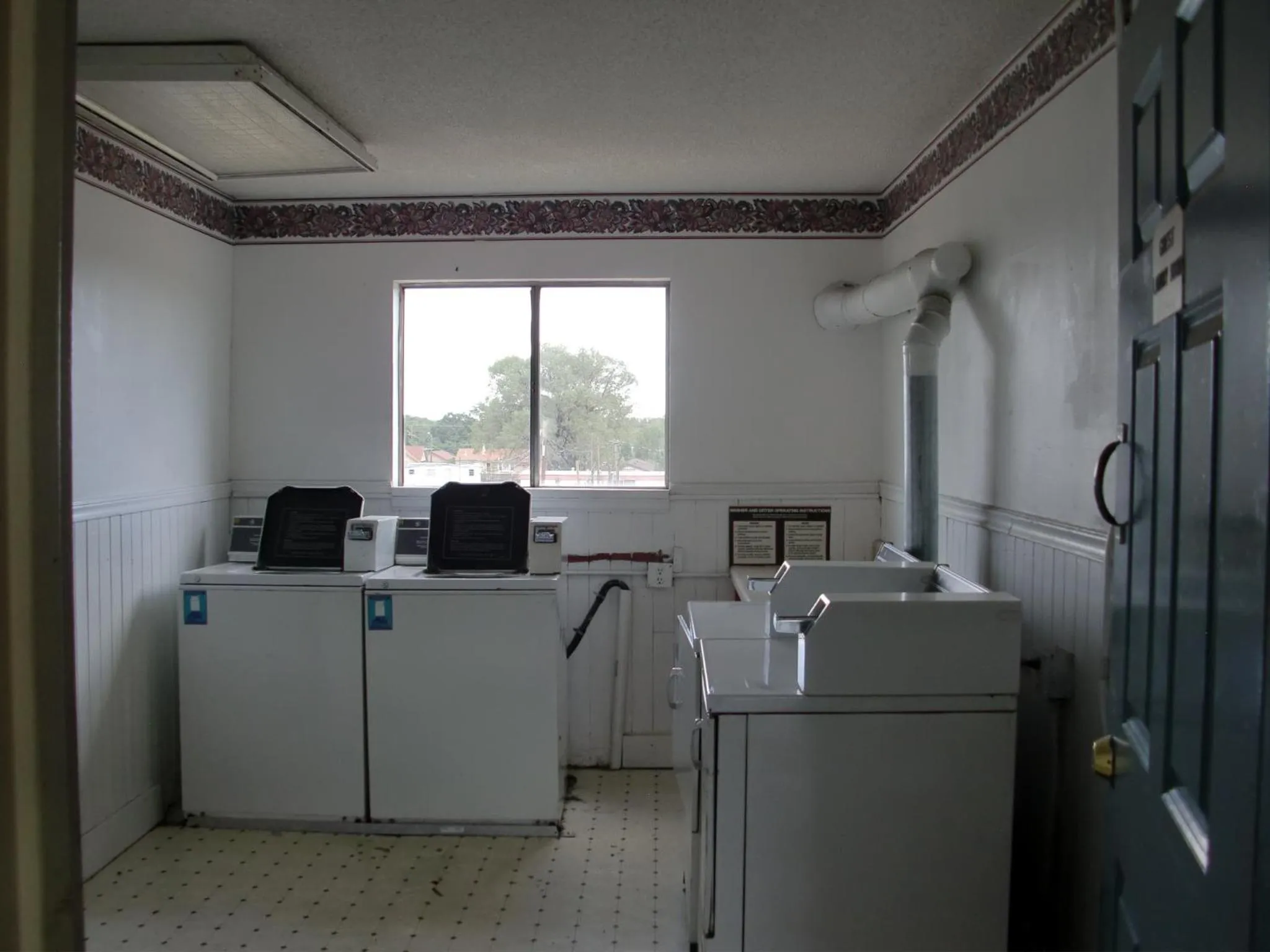 TravelStar Inn & Suites