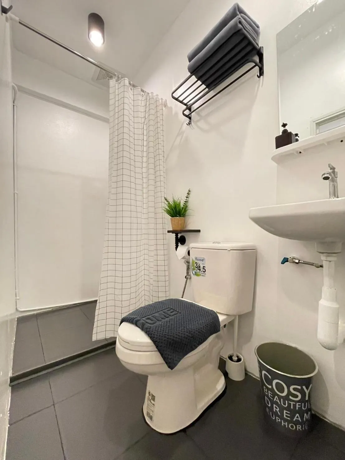 Bathroom in Ekanek Hostel