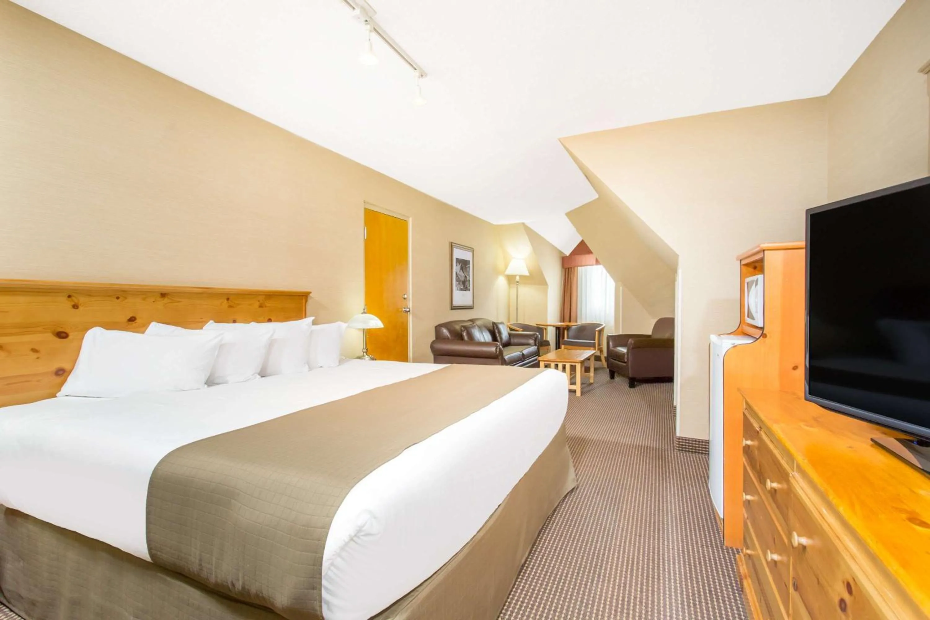 Photo of the whole room, Bed in Canmore Inn & Suites