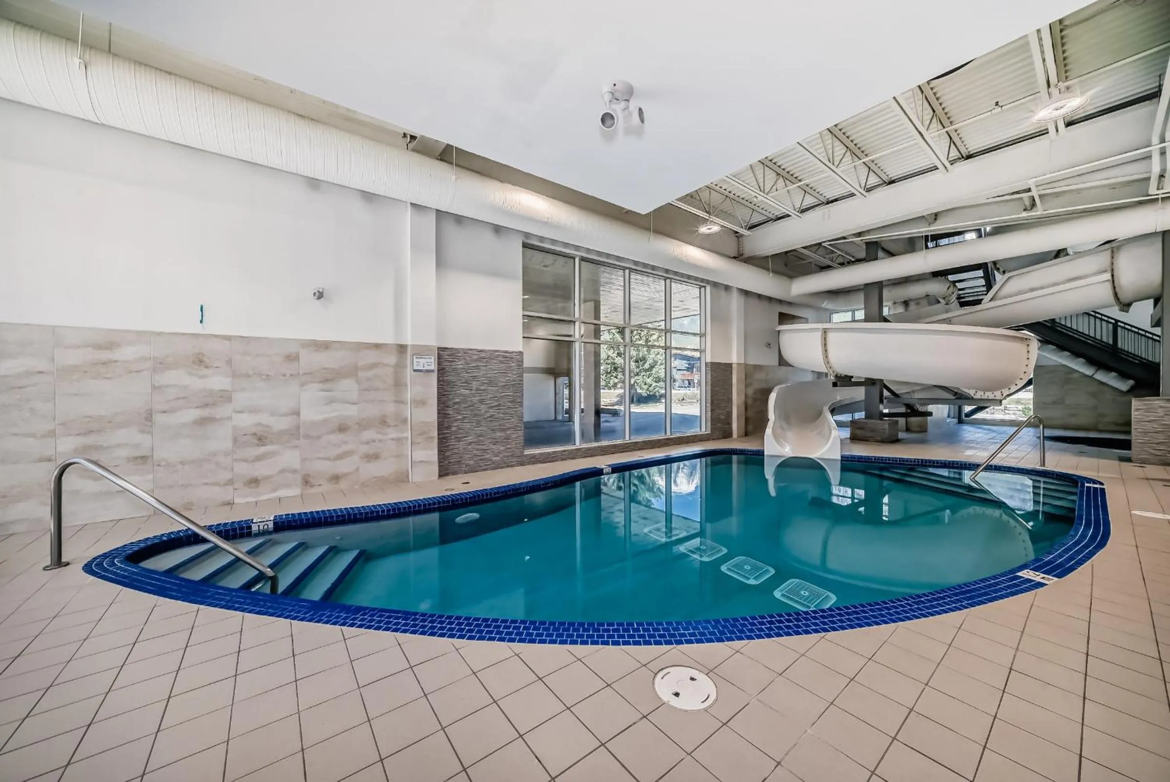 Swimming pool in Canmore Inn & Suites