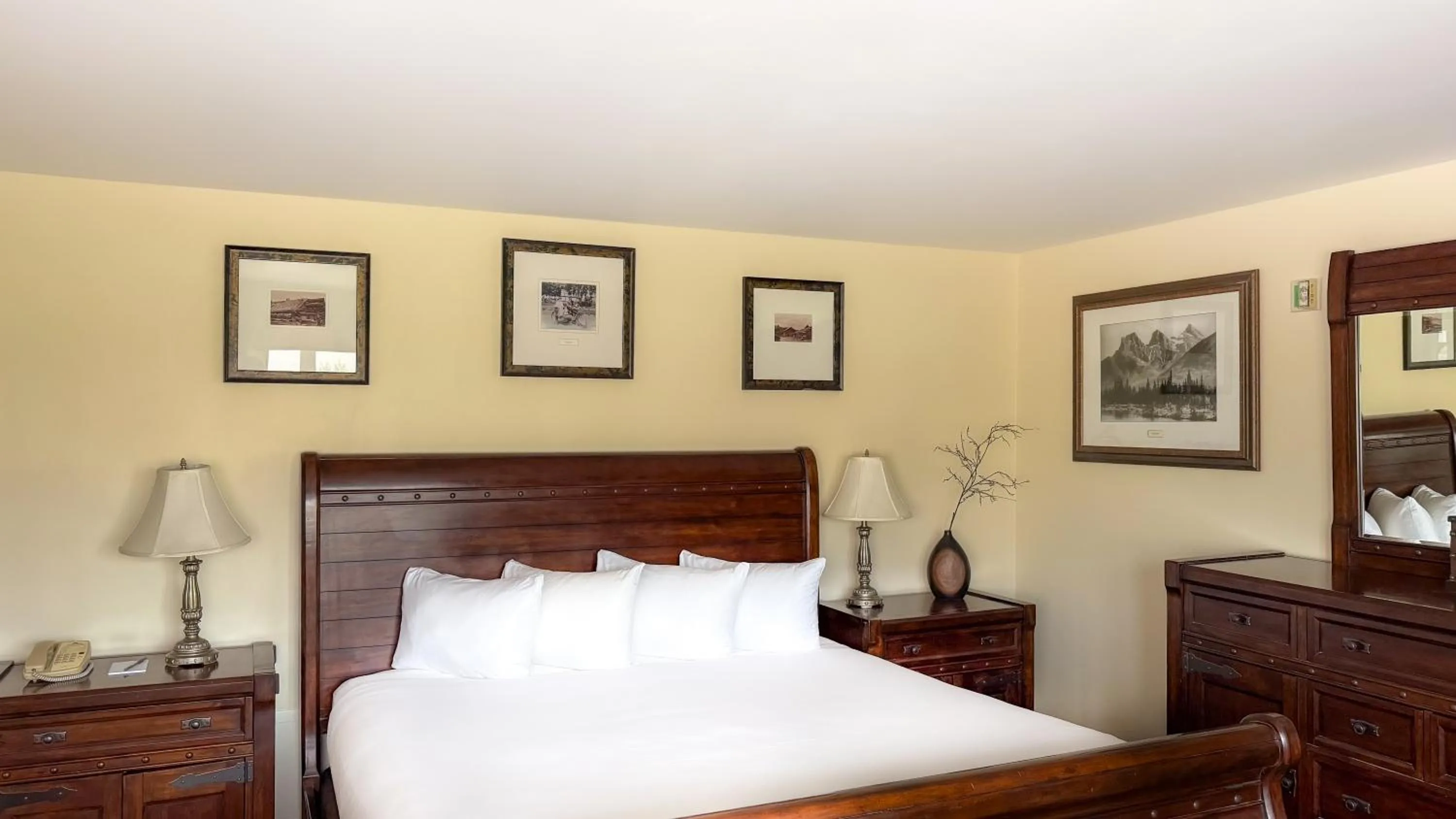 Bedroom, Bed in Canmore Inn & Suites